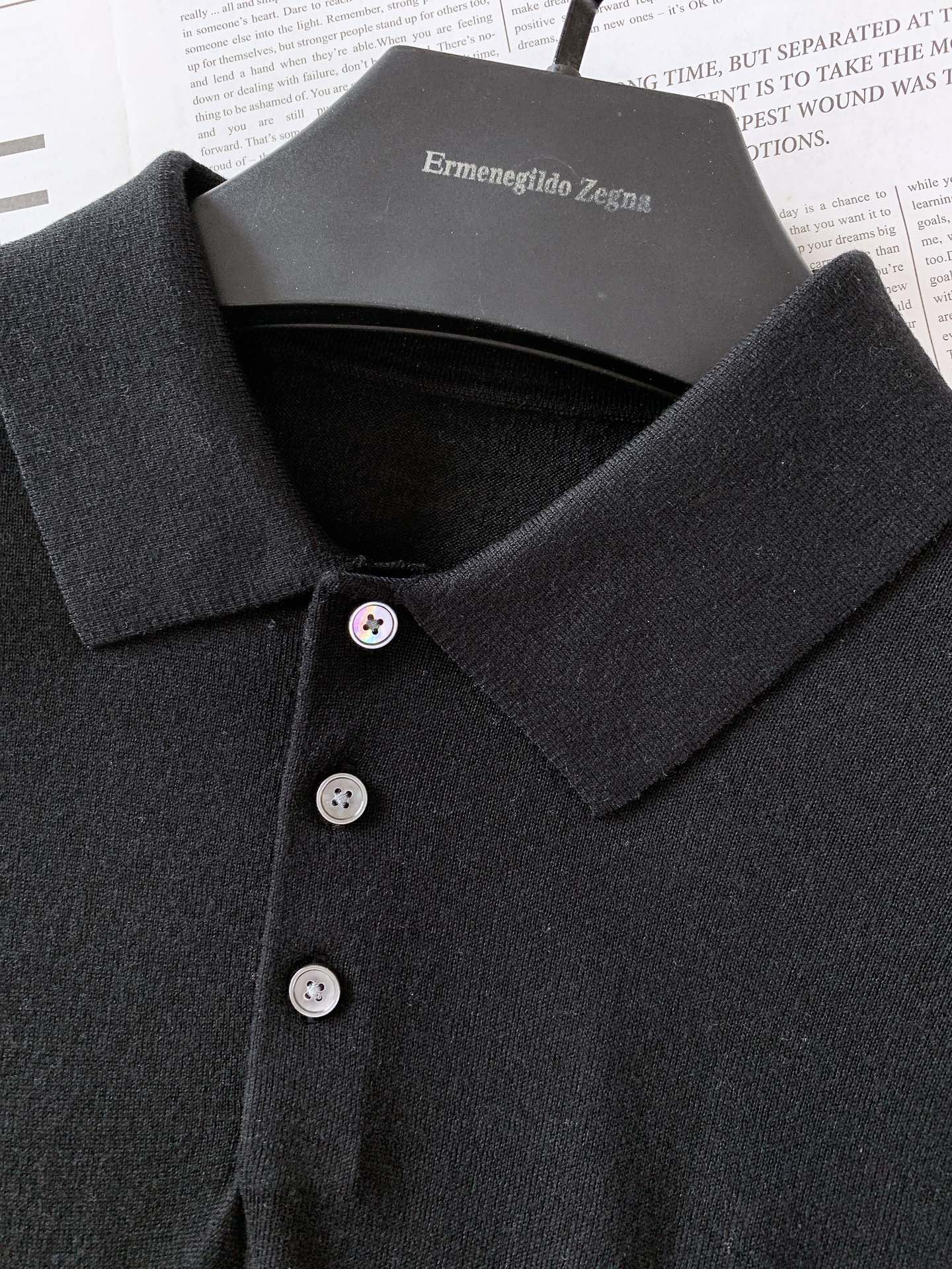 
Ermenegildo Zegna 杰尼亚 2025FW秋冬新品
薄款翻领毛衣，这款毛衣采用50%羊毛