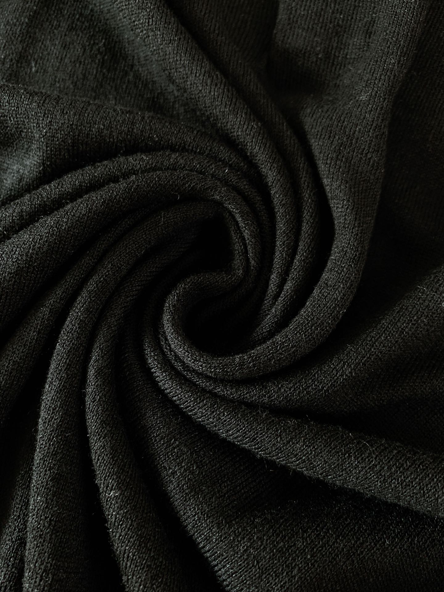 
Ermenegildo Zegna 杰尼亚 2025FW秋冬新品
薄款翻领毛衣，这款毛衣采用50%羊毛