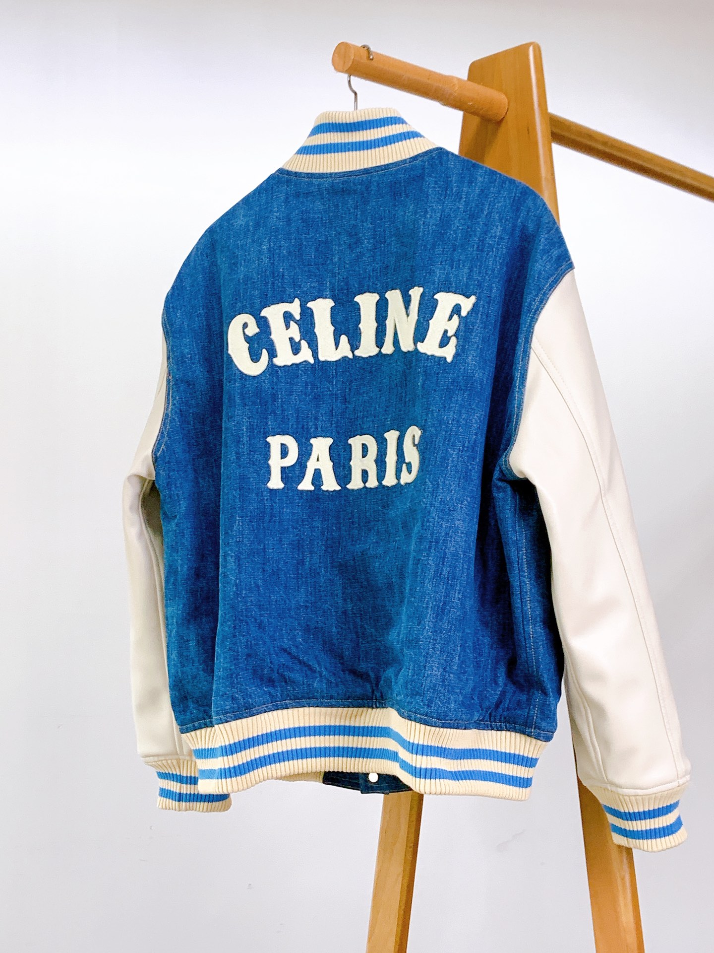 
Celine 赛琳 TRIOMPHE TRAIL棒球棉服夹克 
以经典棒球服版型为基础，大胆采用牛仔布