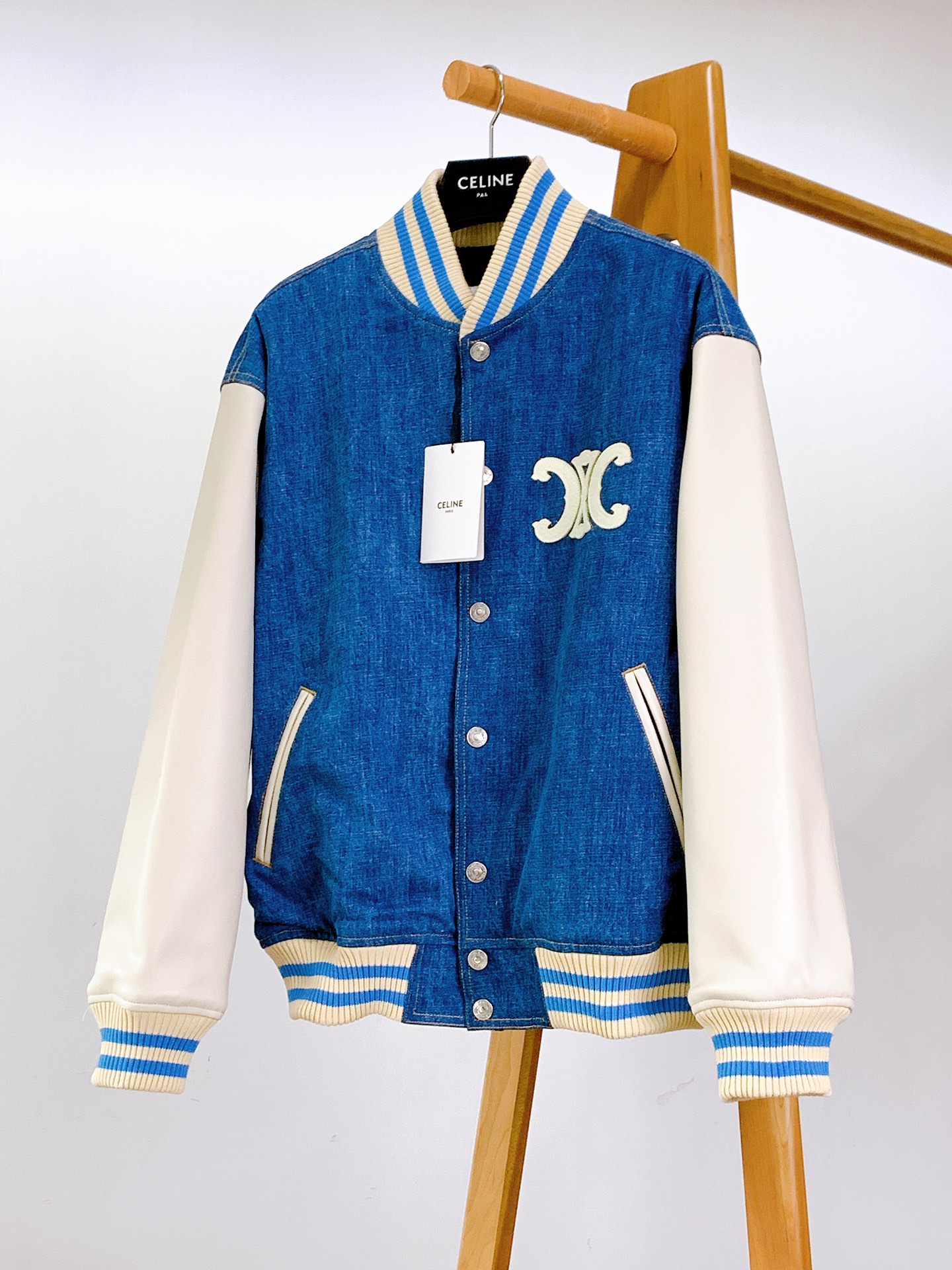 
Celine 赛琳 TRIOMPHE TRAIL棒球棉服夹克 
以经典棒球服版型为基础，大胆采用牛仔布