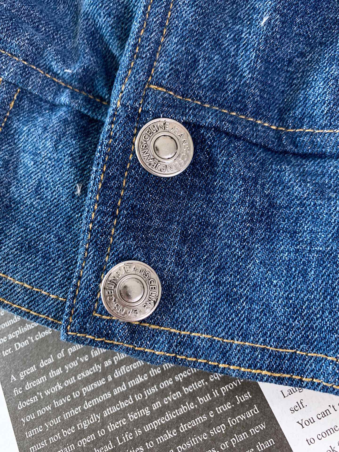 
Celine 赛琳 TRIOMPHE TRAIL棒球棉服夹克 
以经典棒球服版型为基础，大胆采用牛仔布