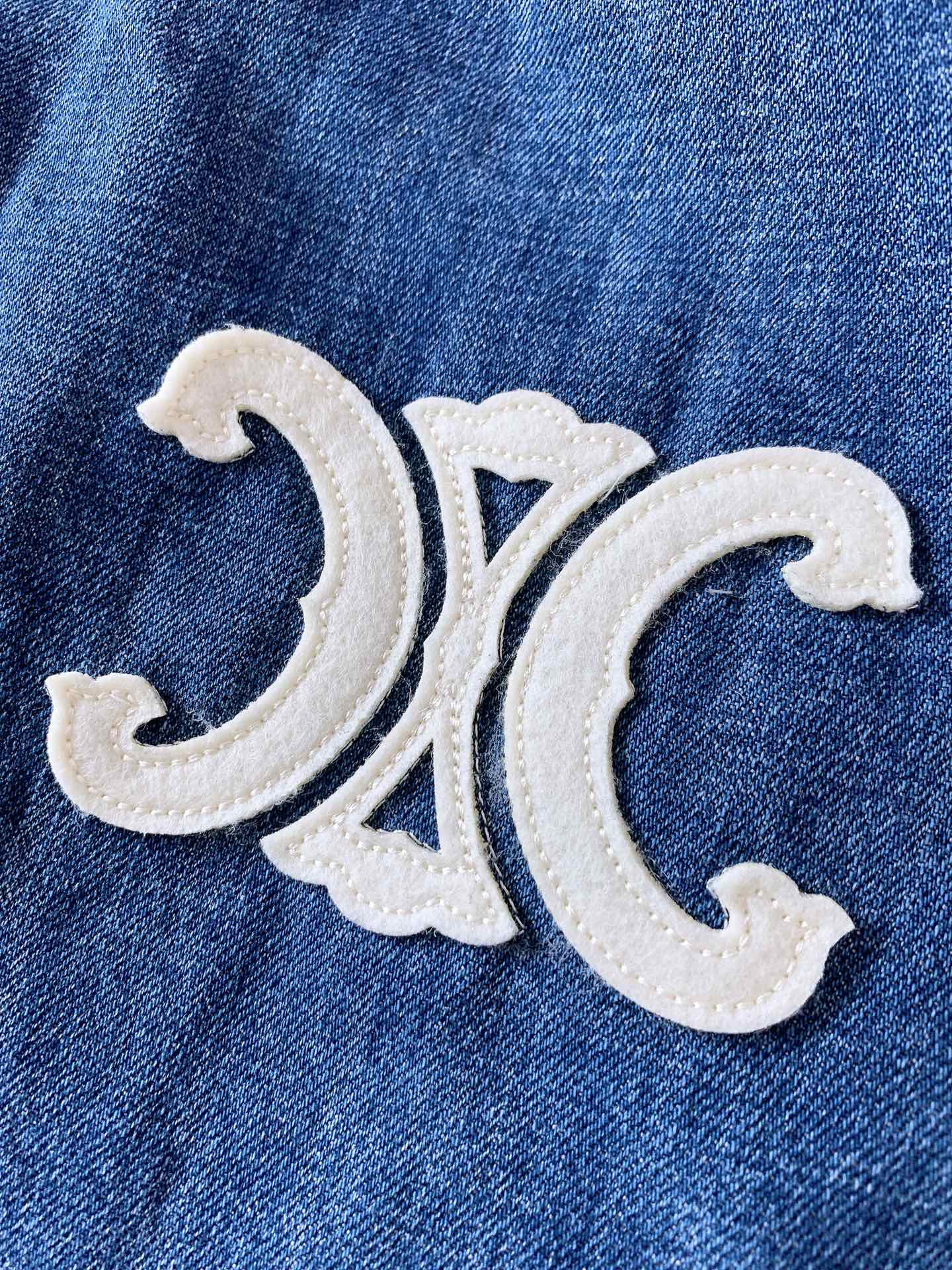 
Celine 赛琳 TRIOMPHE TRAIL棒球棉服夹克 
以经典棒球服版型为基础，大胆采用牛仔布