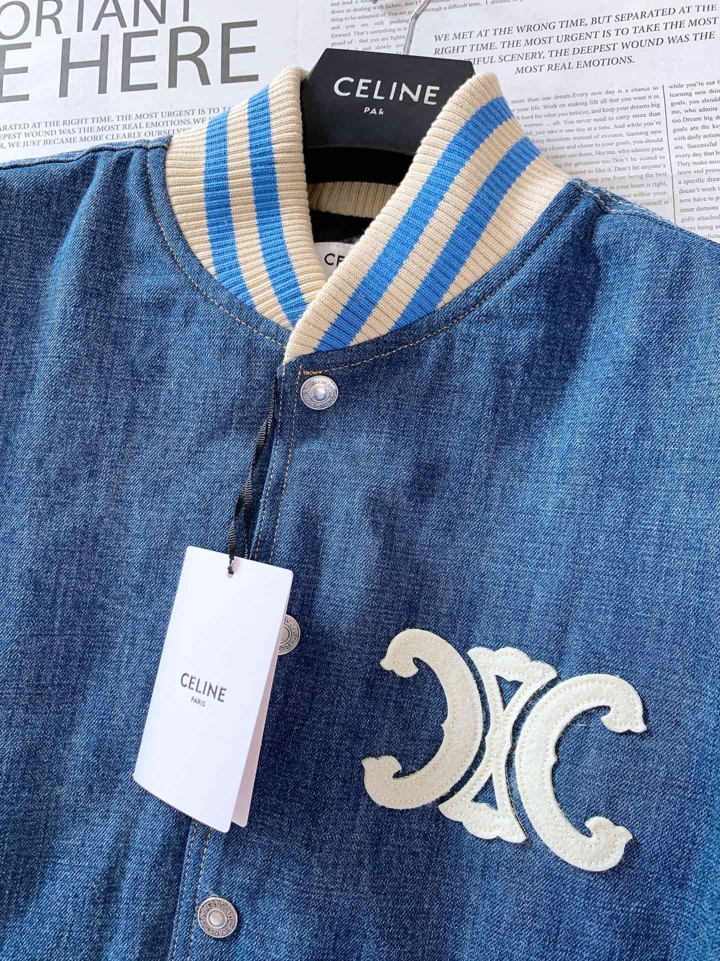 
Celine 赛琳 TRIOMPHE TRAIL棒球棉服夹克 
以经典棒球服版型为基础，大胆采用牛仔布