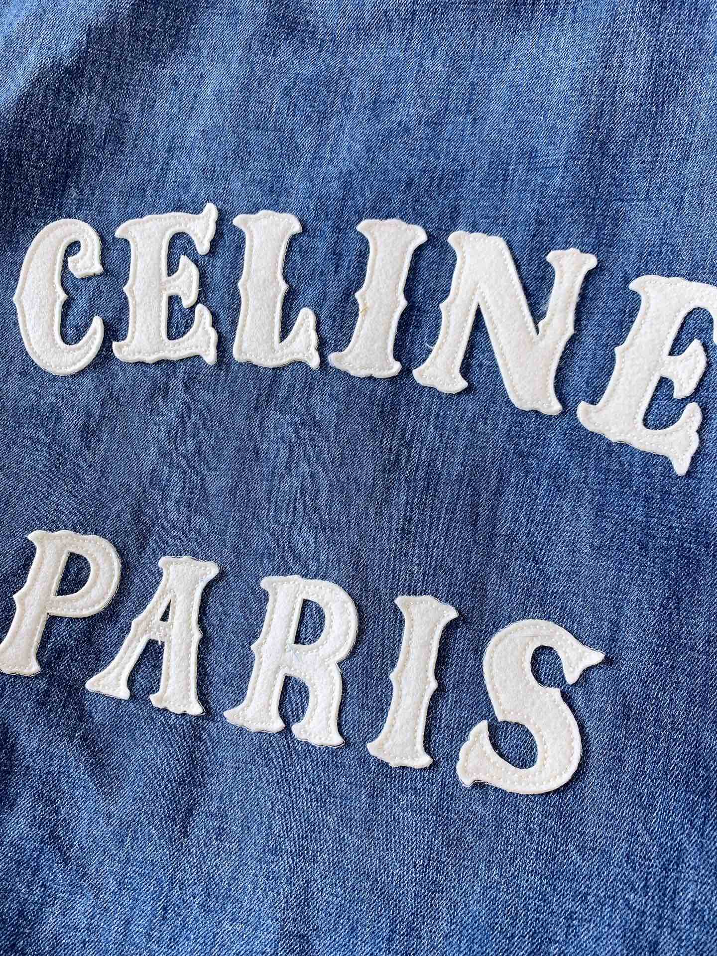 
Celine 赛琳 TRIOMPHE TRAIL棒球棉服夹克 
以经典棒球服版型为基础，大胆采用牛仔布