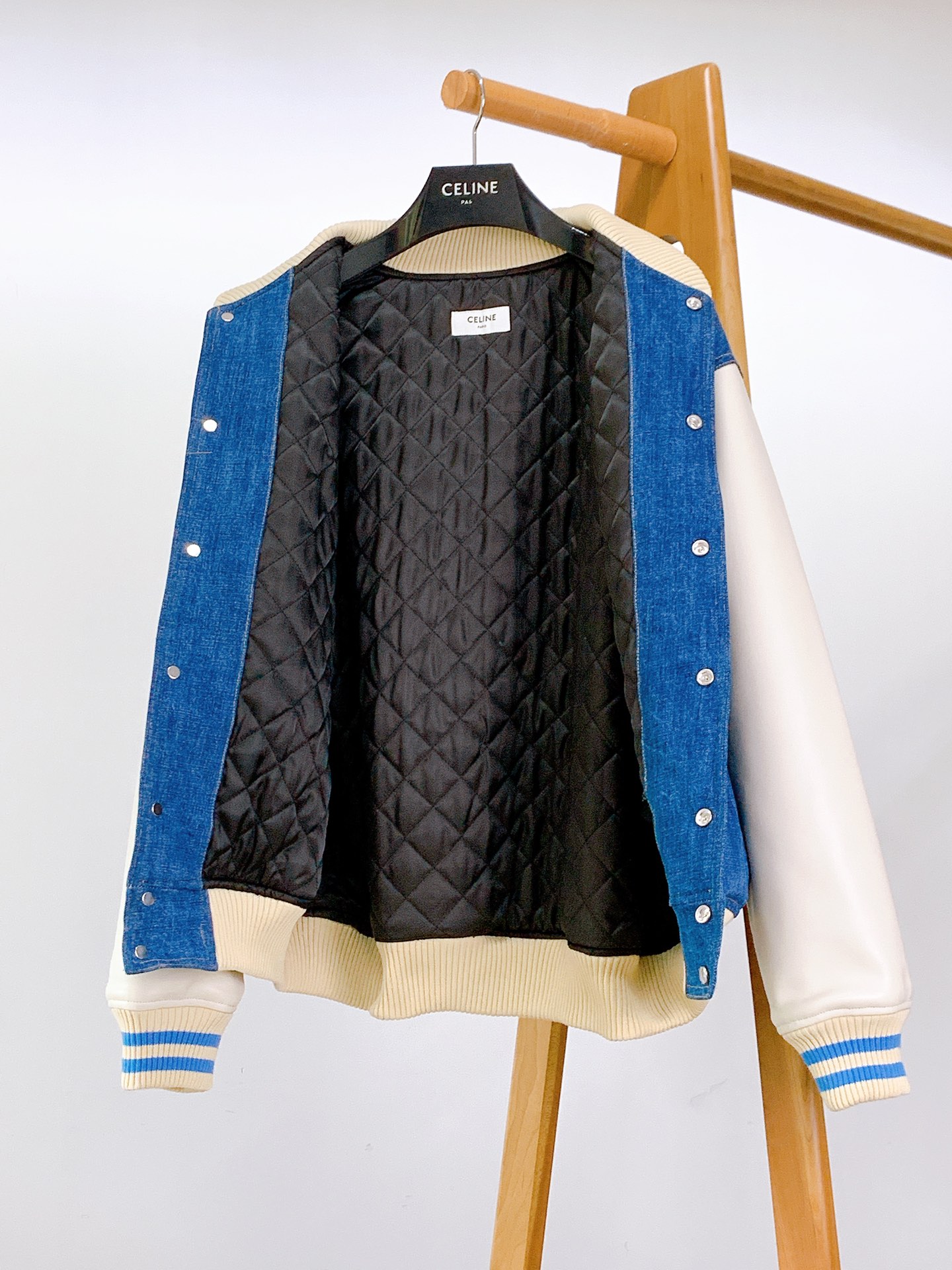 
Celine 赛琳 TRIOMPHE TRAIL棒球棉服夹克 
以经典棒球服版型为基础，大胆采用牛仔布