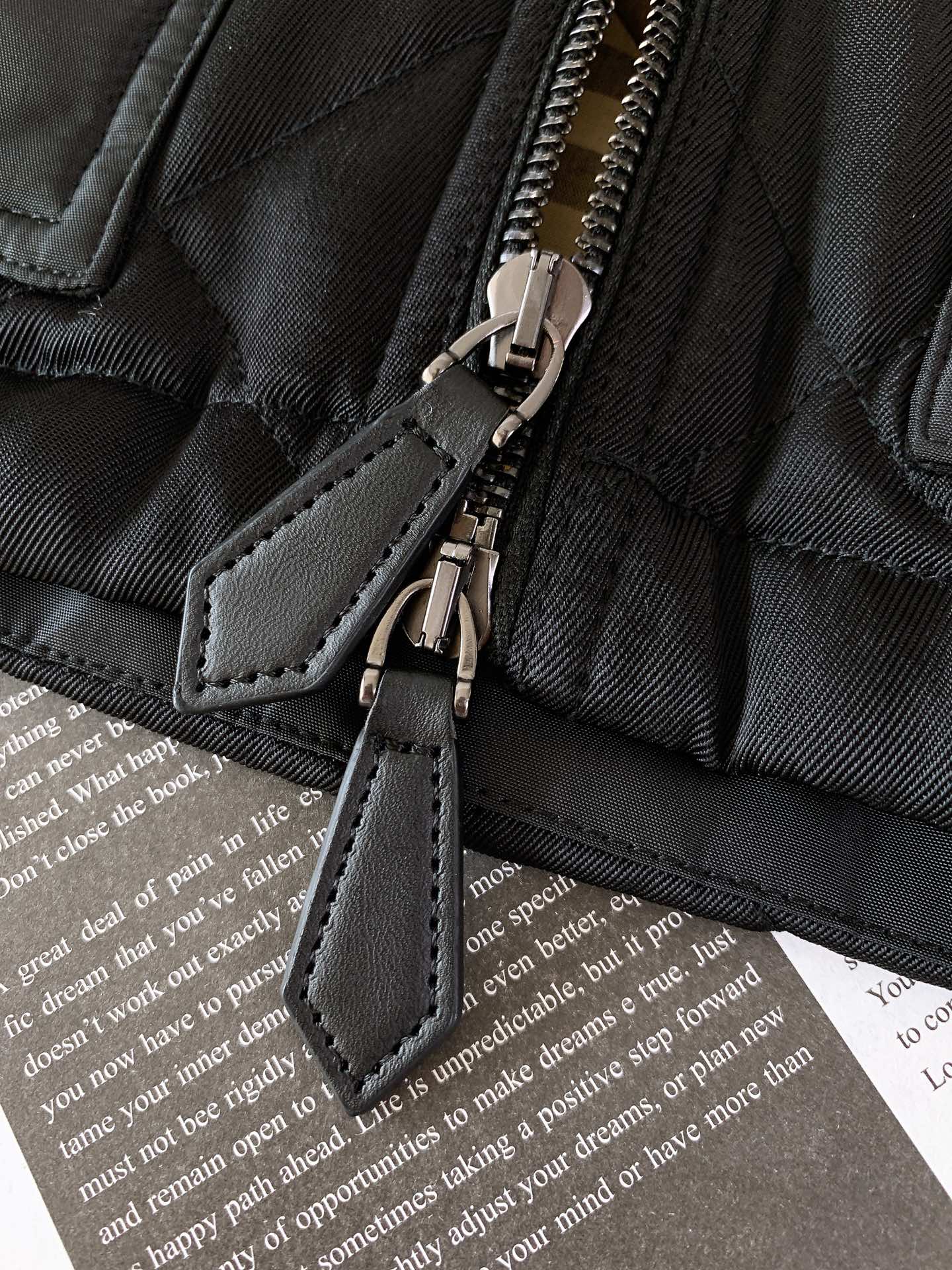 
Burberry 巴宝莉 绗缝棉服夹克外套
整体采用经典的黑色调，沉稳大气又百搭 ，轻松适配各种场合与