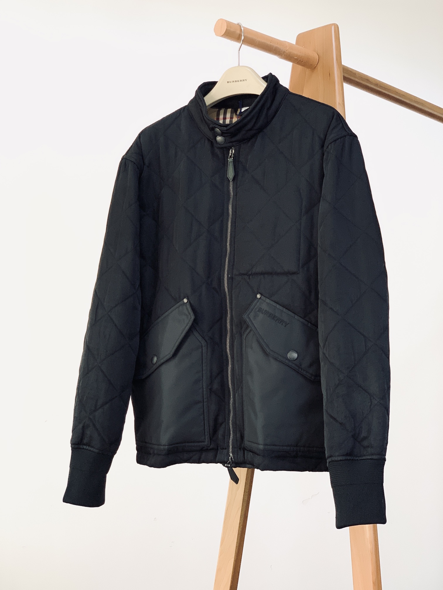 
Burberry 巴宝莉 绗缝棉服夹克外套
整体采用经典的黑色调，沉稳大气又百搭 ，轻松适配各种场合与