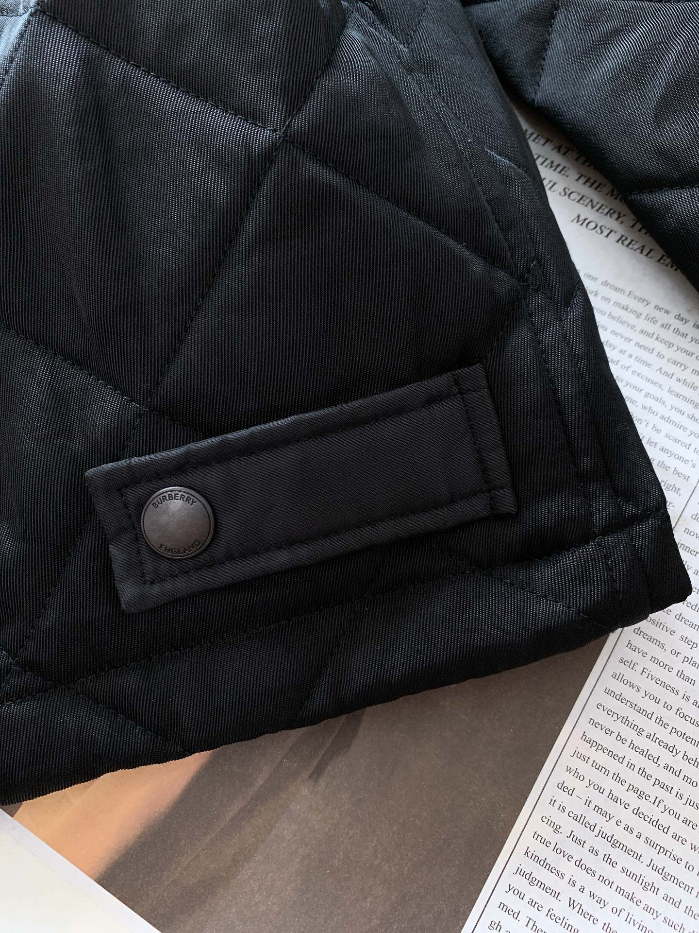 
Burberry 巴宝莉 绗缝棉服夹克外套
整体采用经典的黑色调，沉稳大气又百搭 ，轻松适配各种场合与