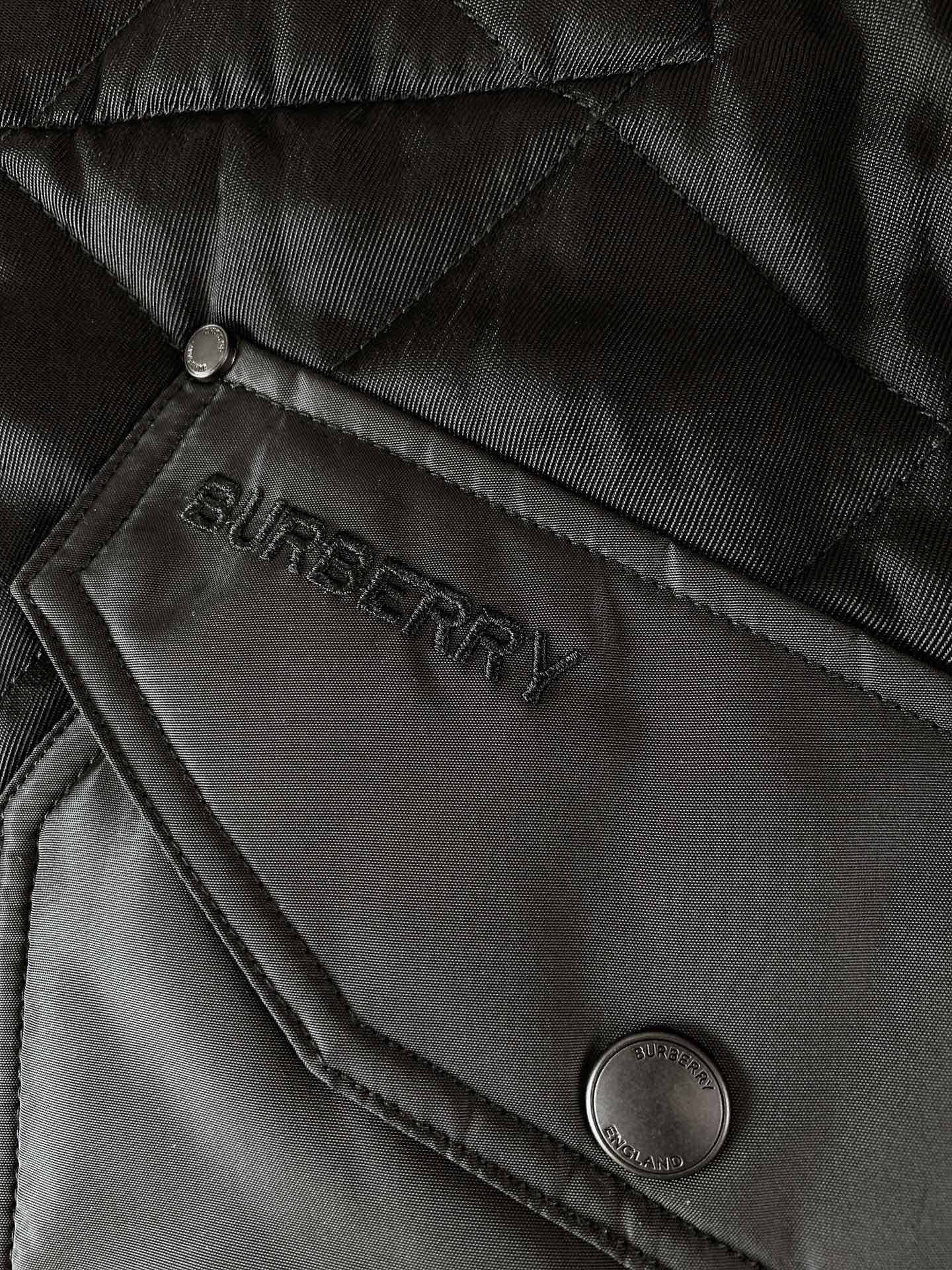 
Burberry 巴宝莉 绗缝棉服夹克外套
整体采用经典的黑色调，沉稳大气又百搭 ，轻松适配各种场合与