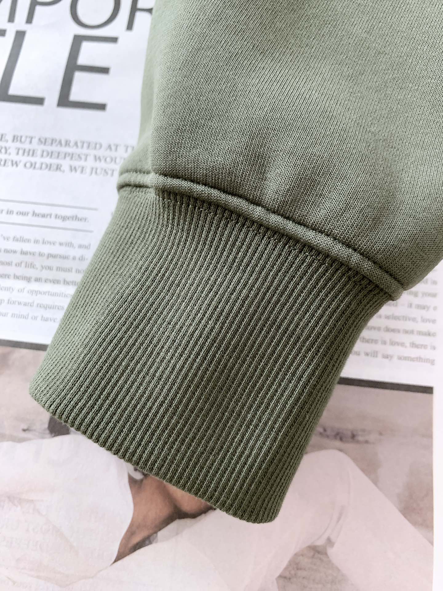 
Loewe 罗意威 2025FW早秋新品 
休闲套头卫衣。前胸的品牌字母与经典 Anagram 图案刺