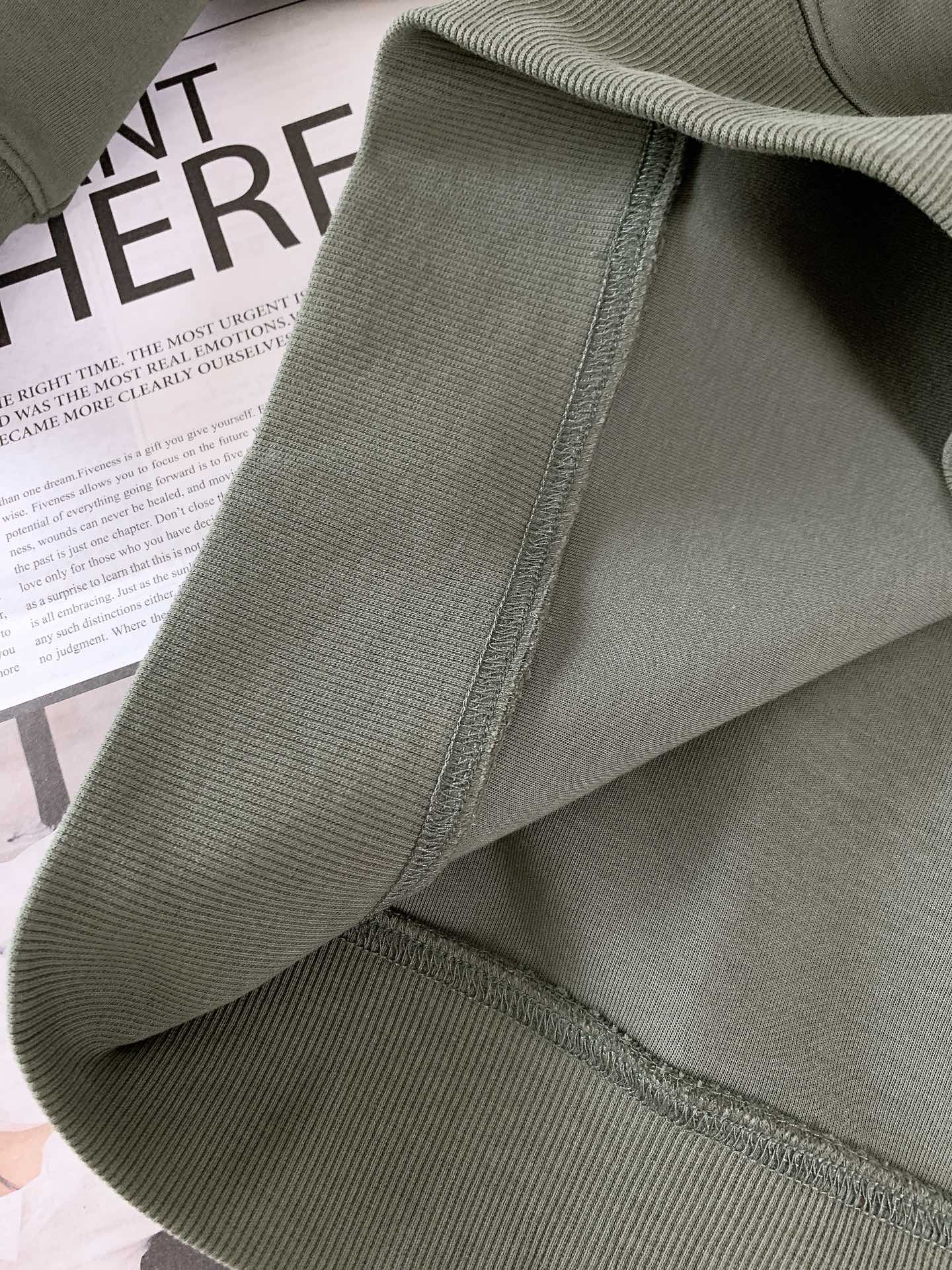 
Loewe 罗意威 2025FW早秋新品 
休闲套头卫衣。前胸的品牌字母与经典 Anagram 图案刺