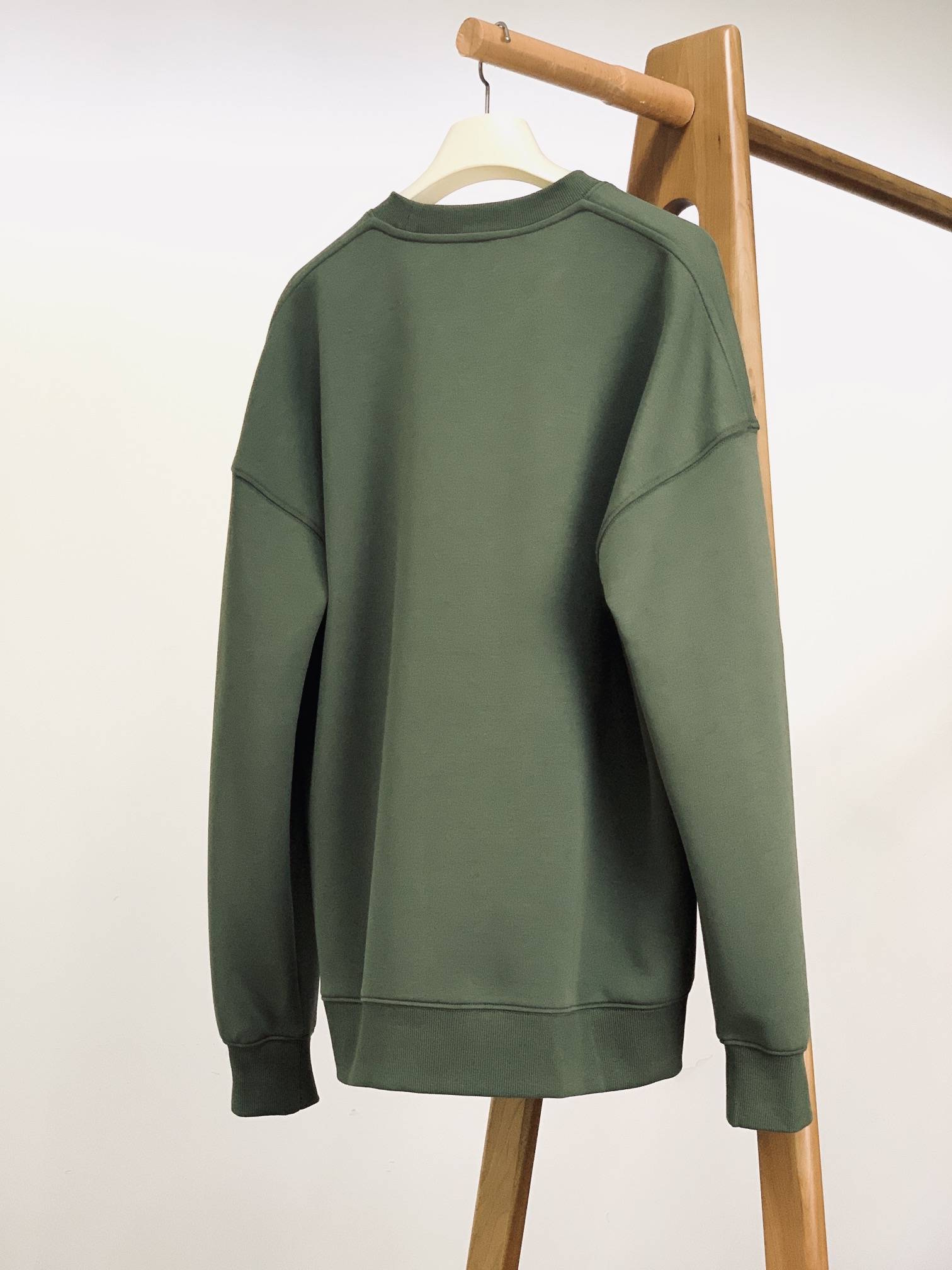 
Loewe 罗意威 2025FW早秋新品 
休闲套头卫衣。前胸的品牌字母与经典 Anagram 图案刺