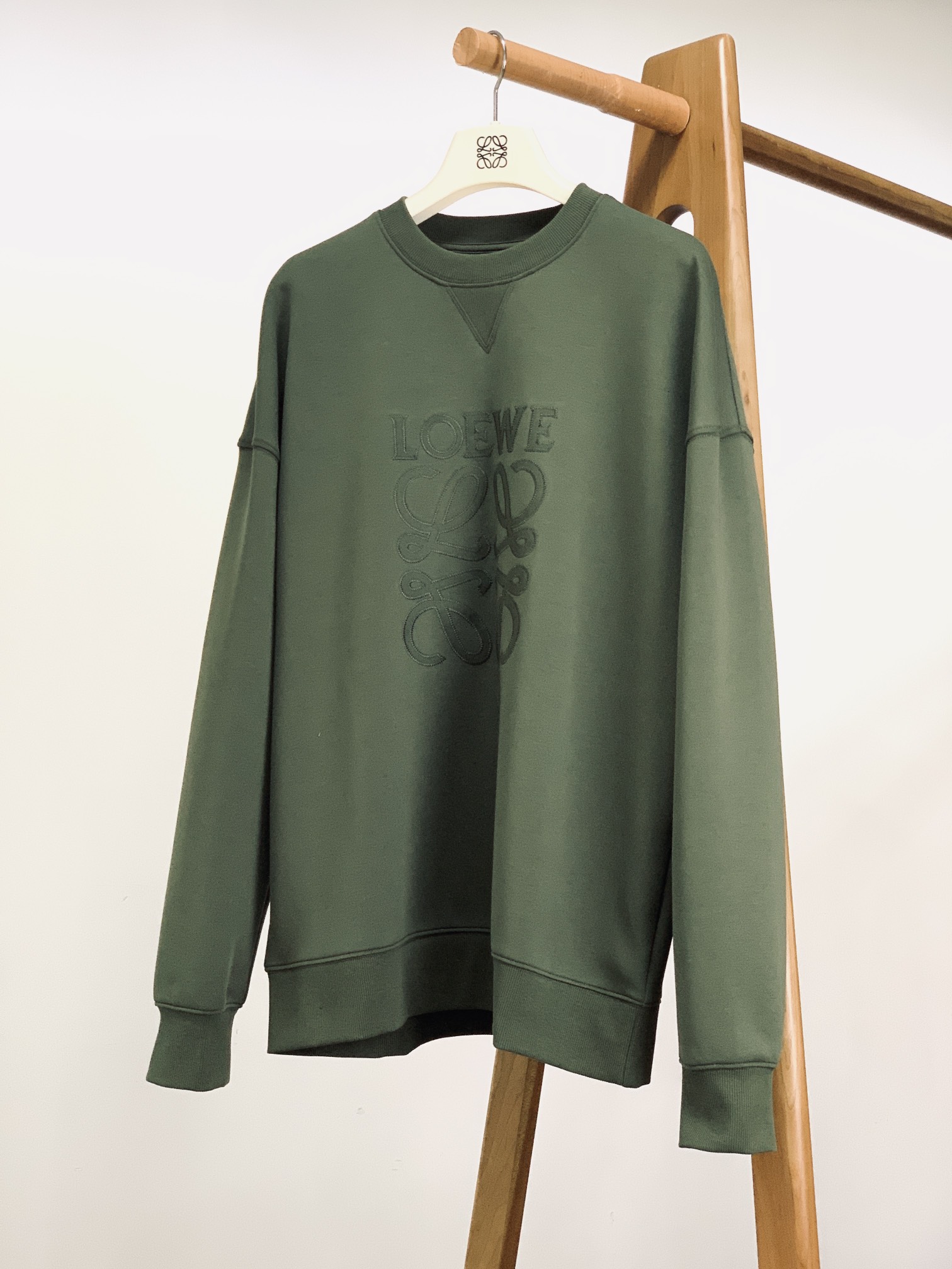 
Loewe 罗意威 2025FW早秋新品 
休闲套头卫衣。前胸的品牌字母与经典 Anagram 图案刺