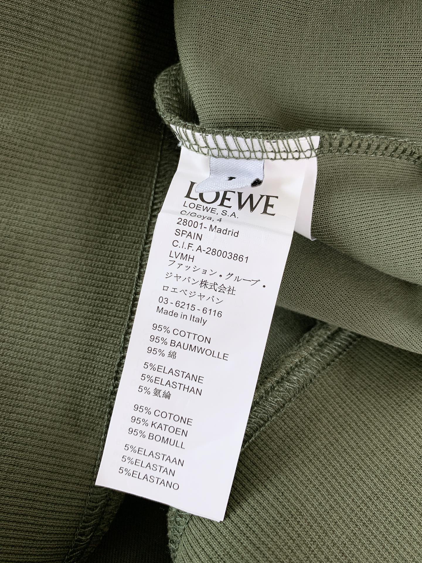
Loewe 罗意威 2025FW早秋新品 
休闲套头卫衣。前胸的品牌字母与经典 Anagram 图案刺