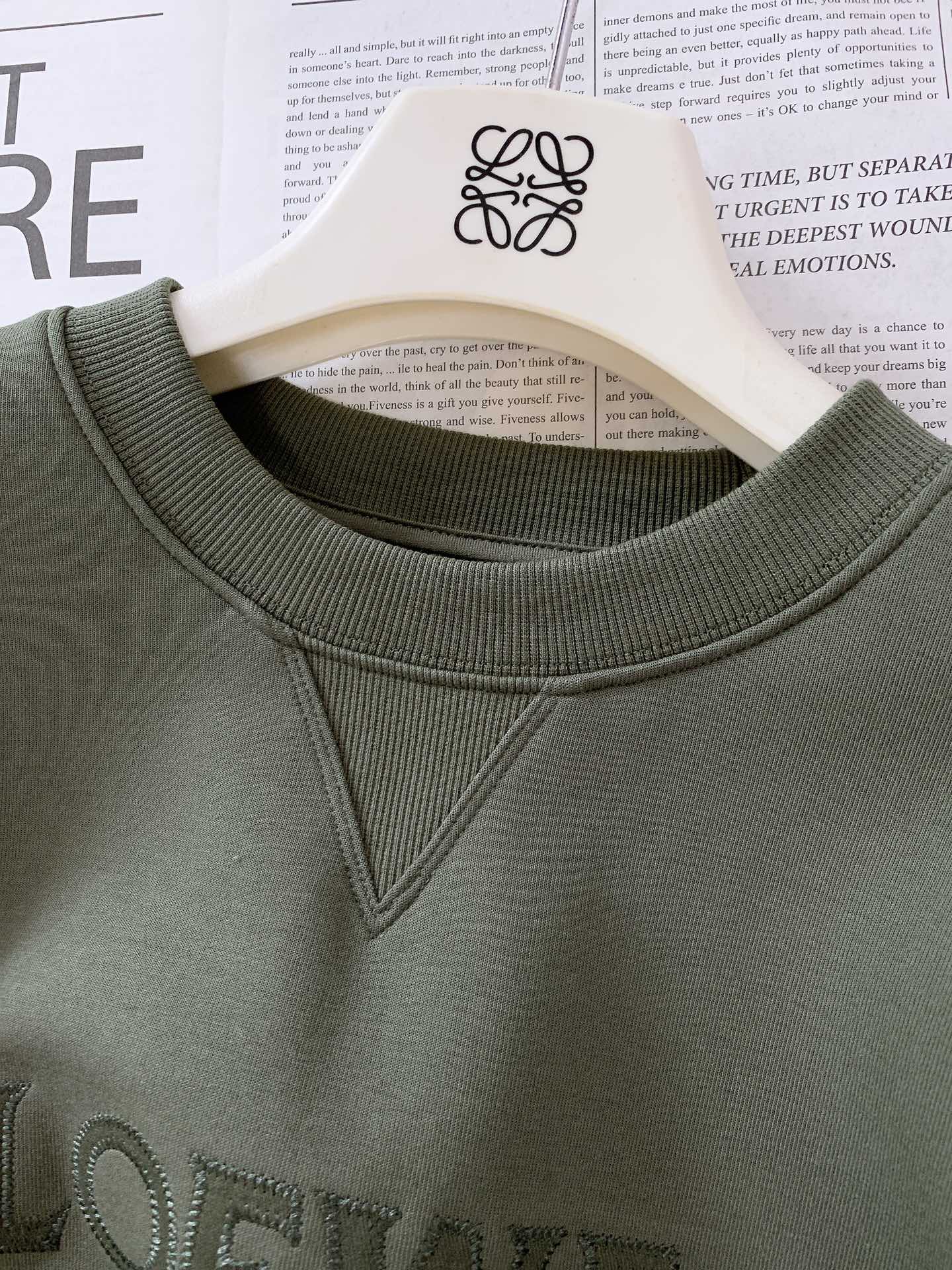 
Loewe 罗意威 2025FW早秋新品 
休闲套头卫衣。前胸的品牌字母与经典 Anagram 图案刺