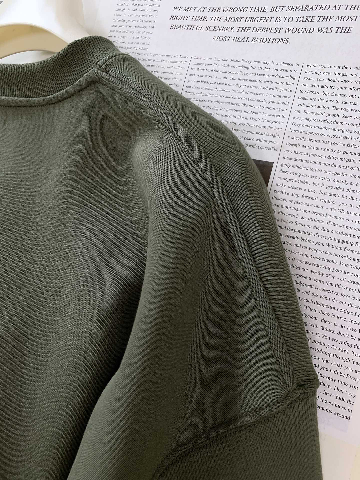 
Loewe 罗意威 2025FW早秋新品 
休闲套头卫衣。前胸的品牌字母与经典 Anagram 图案刺