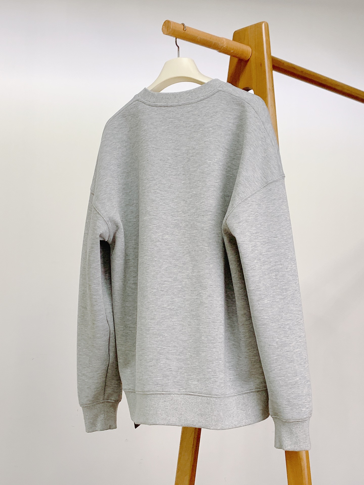 
Loewe 罗意威 2025FW早秋新品 
休闲套头卫衣。前胸的品牌字母与经典 Anagram 图案刺