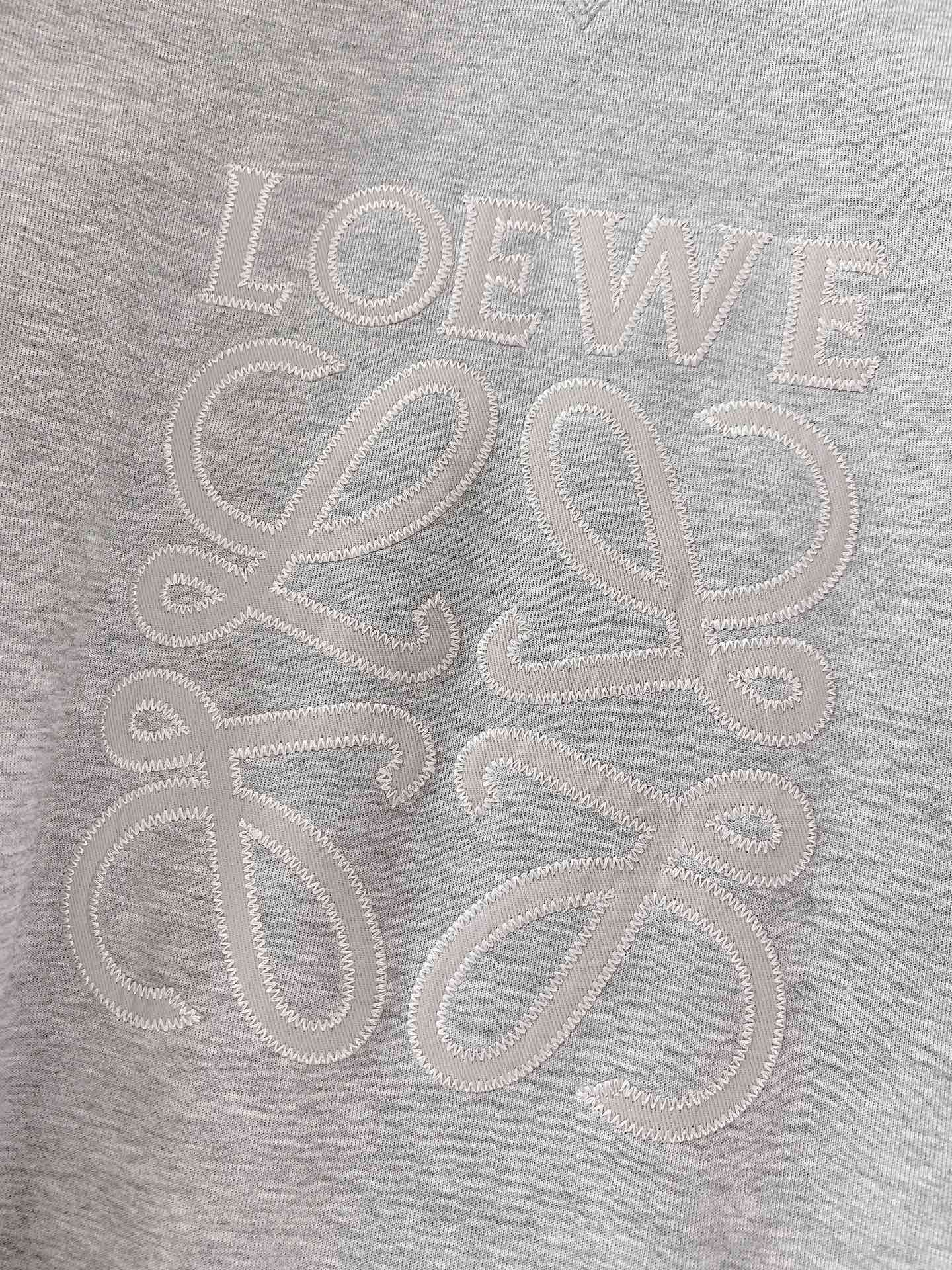 
Loewe 罗意威 2025FW早秋新品 
休闲套头卫衣。前胸的品牌字母与经典 Anagram 图案刺