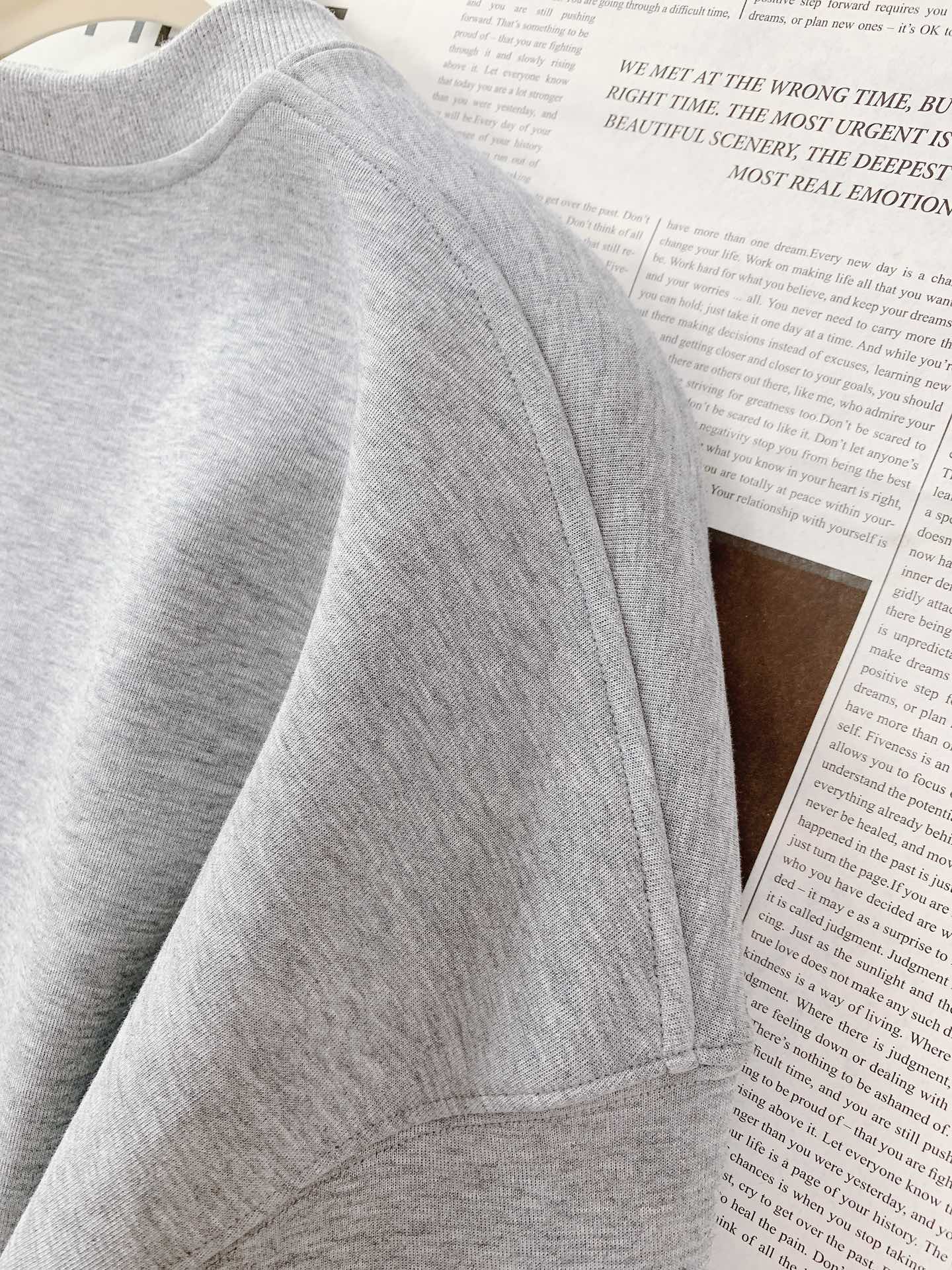 
Loewe 罗意威 2025FW早秋新品 
休闲套头卫衣。前胸的品牌字母与经典 Anagram 图案刺