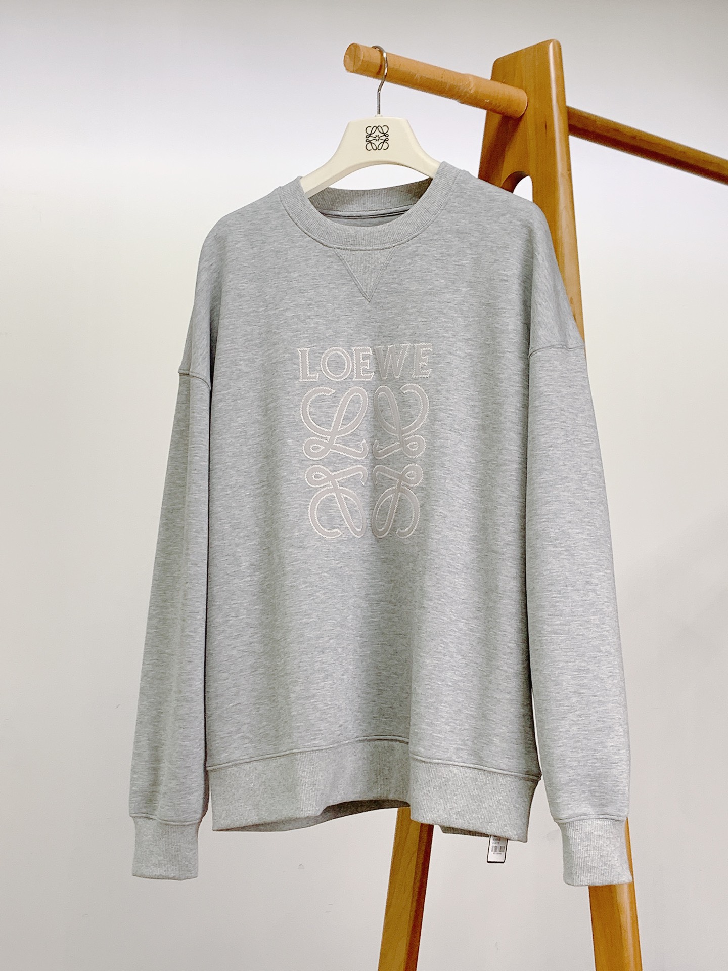 
Loewe 罗意威 2025FW早秋新品 
休闲套头卫衣。前胸的品牌字母与经典 Anagram 图案刺