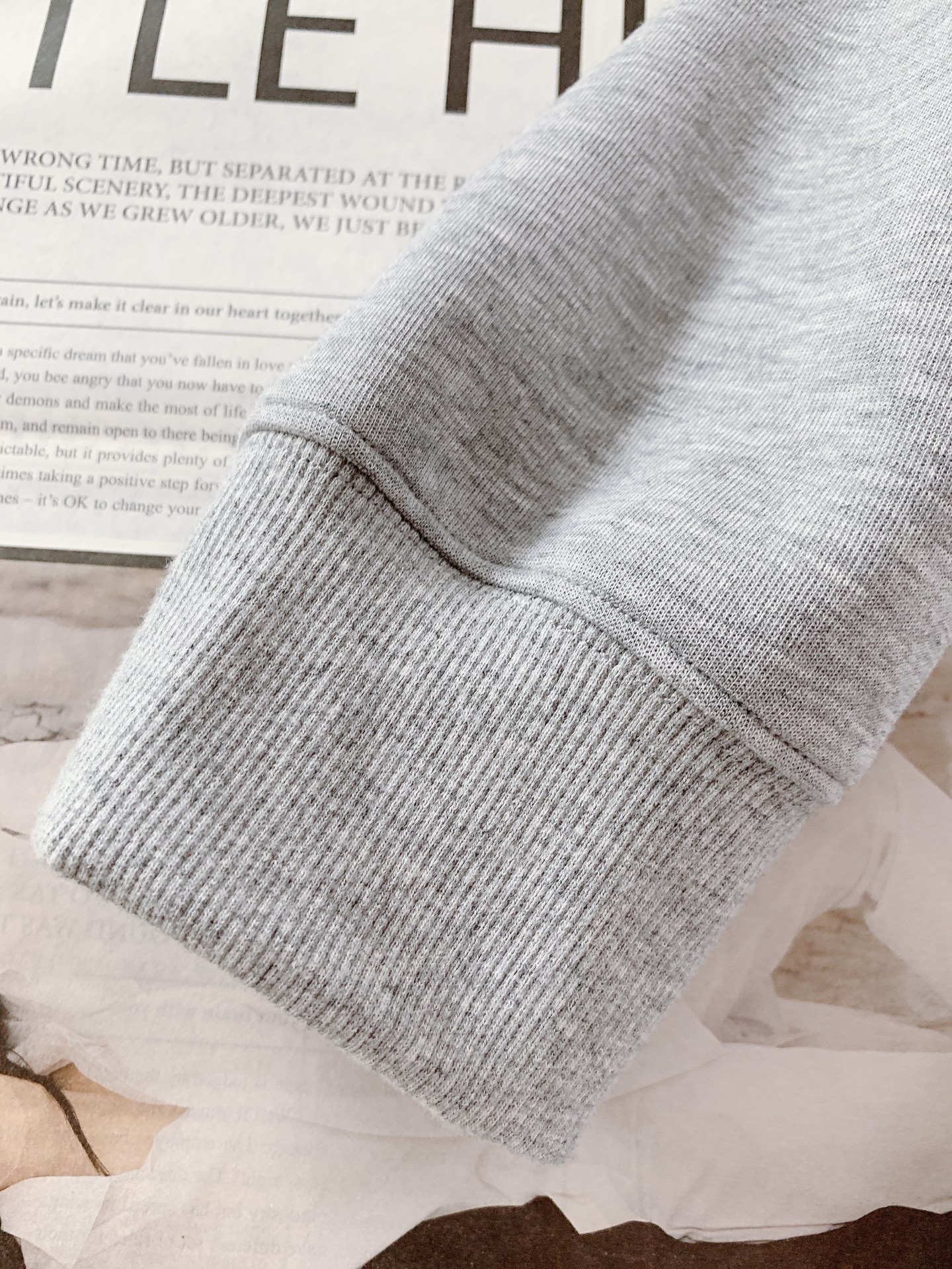 
Loewe 罗意威 2025FW早秋新品 
休闲套头卫衣。前胸的品牌字母与经典 Anagram 图案刺