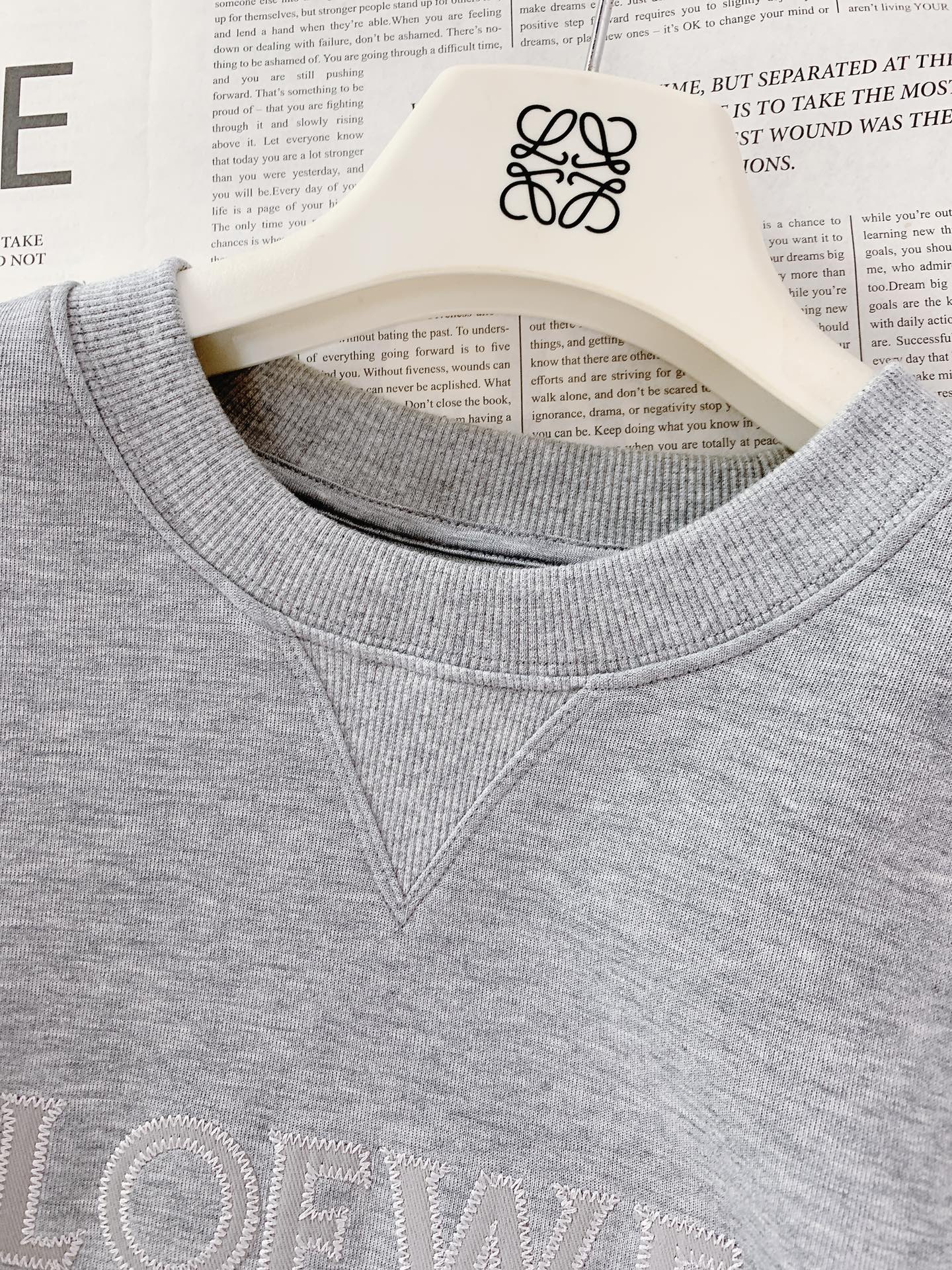 
Loewe 罗意威 2025FW早秋新品 
休闲套头卫衣。前胸的品牌字母与经典 Anagram 图案刺