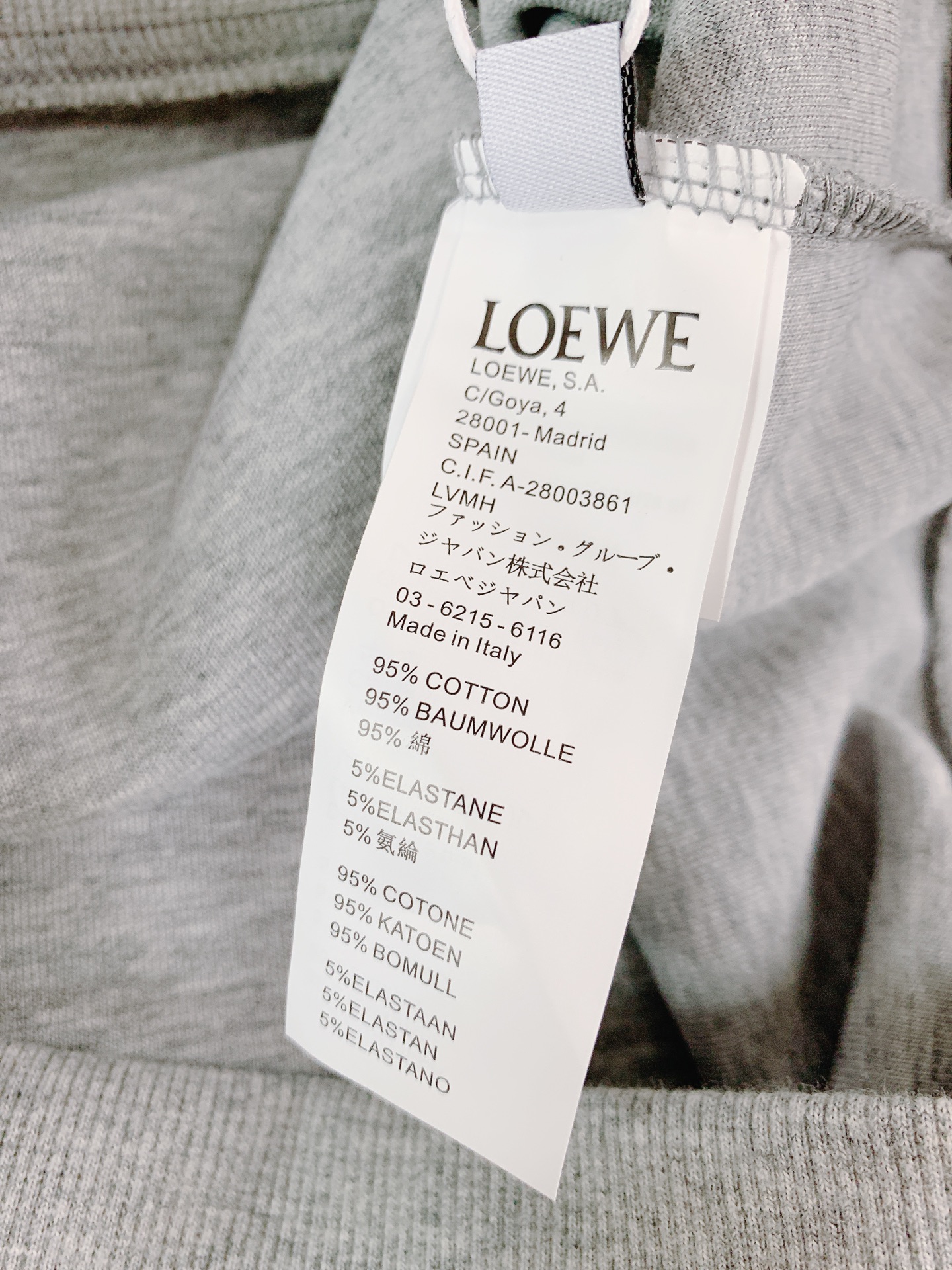 
Loewe 罗意威 2025FW早秋新品 
休闲套头卫衣。前胸的品牌字母与经典 Anagram 图案刺