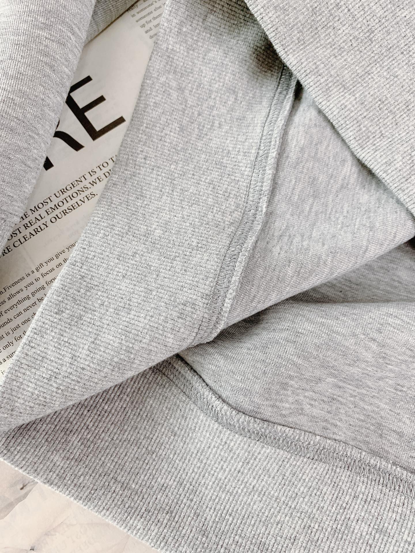 
Loewe 罗意威 2025FW早秋新品 
休闲套头卫衣。前胸的品牌字母与经典 Anagram 图案刺