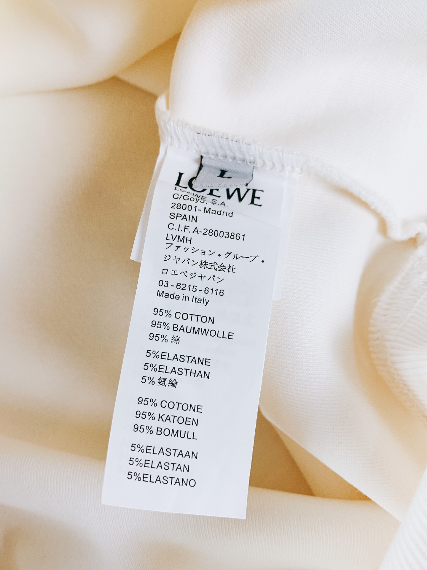 
Loewe 罗意威 2025FW早秋新品 
休闲套头卫衣。前胸的品牌字母与经典 Anagram 图案刺