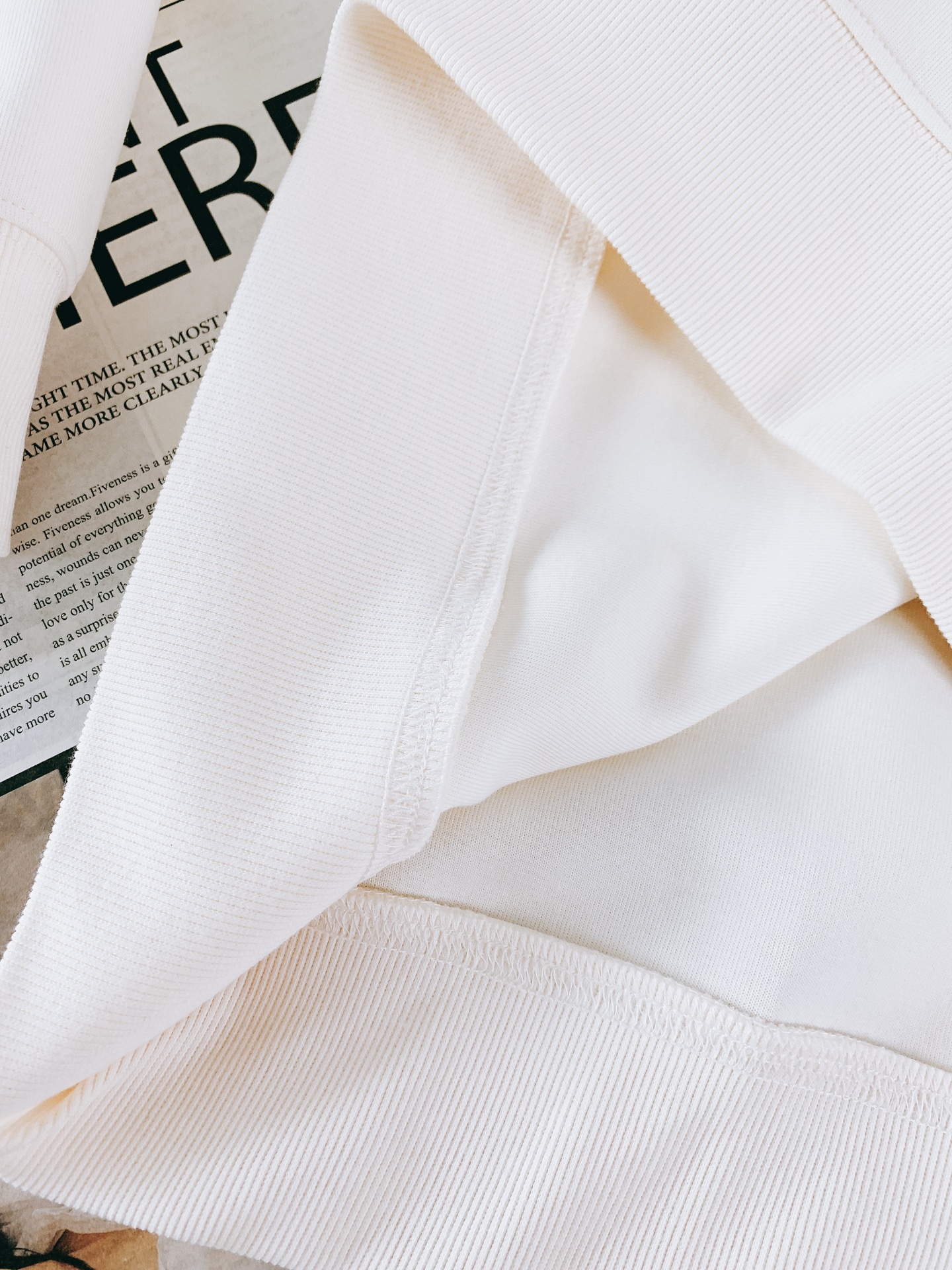 
Loewe 罗意威 2025FW早秋新品 
休闲套头卫衣。前胸的品牌字母与经典 Anagram 图案刺