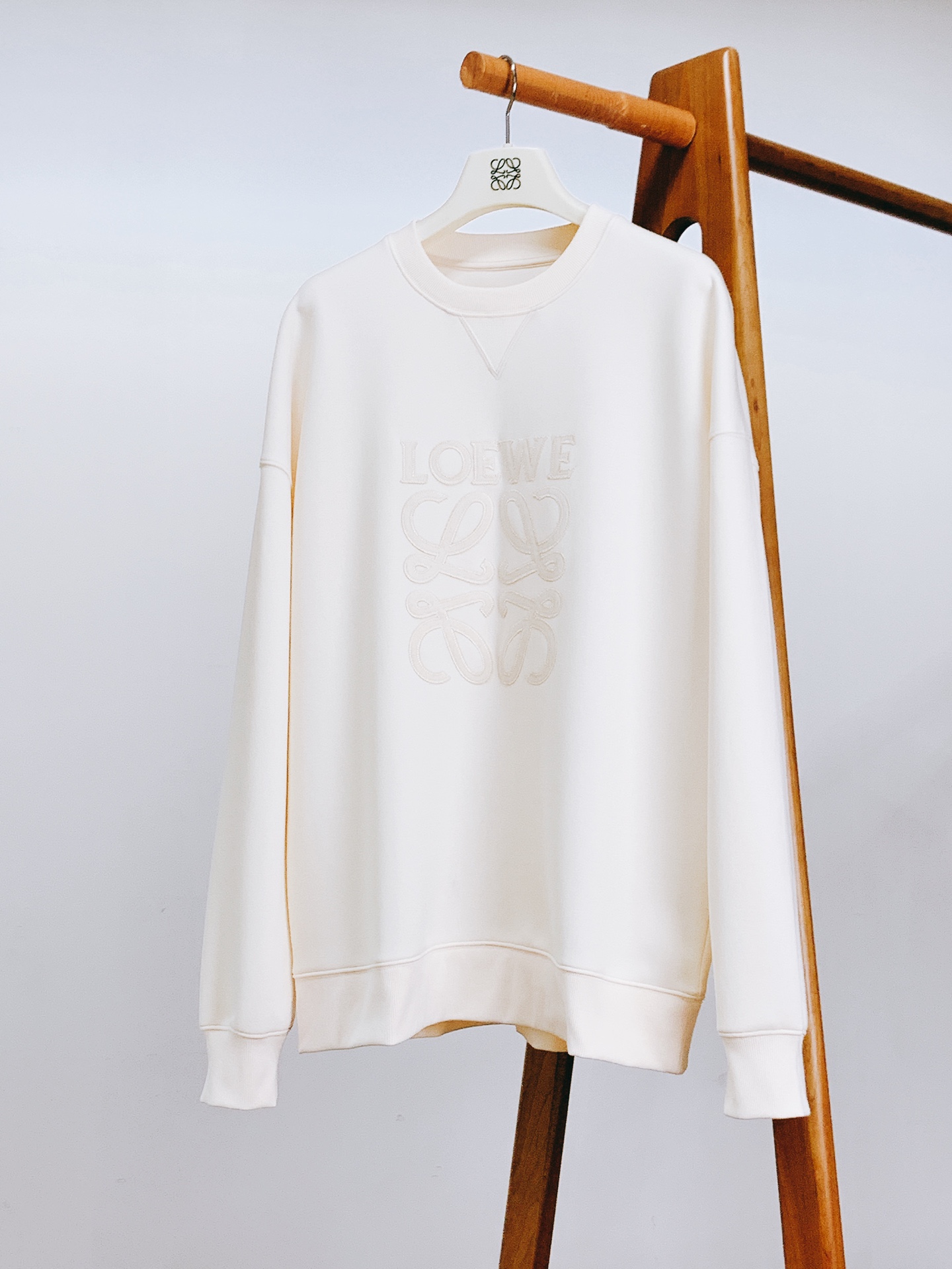 
Loewe 罗意威 2025FW早秋新品 
休闲套头卫衣。前胸的品牌字母与经典 Anagram 图案刺