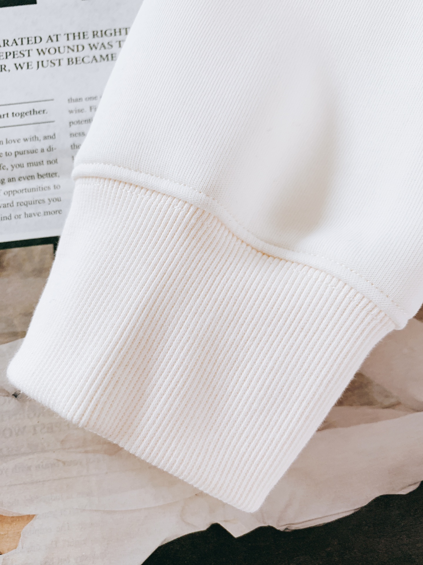 
Loewe 罗意威 2025FW早秋新品 
休闲套头卫衣。前胸的品牌字母与经典 Anagram 图案刺