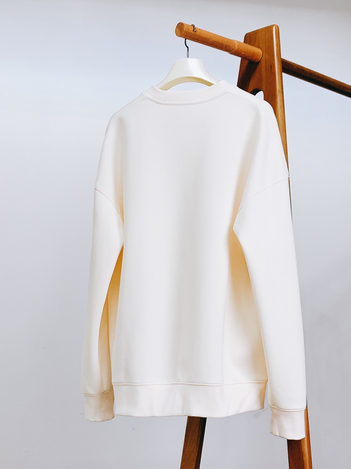 
Loewe 罗意威 2025FW早秋新品 
休闲套头卫衣。前胸的品牌字母与经典 Anagram 图案刺