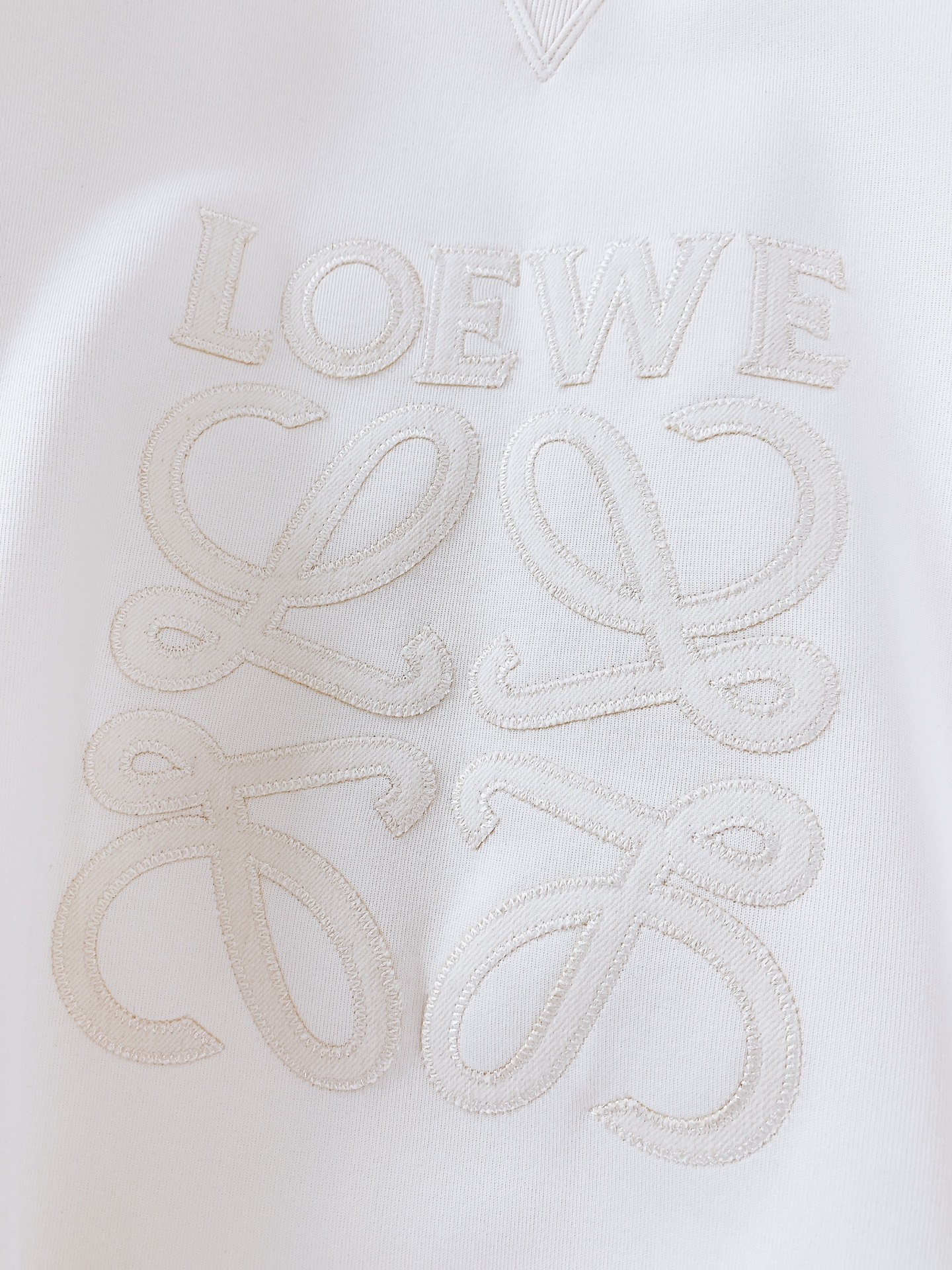 
Loewe 罗意威 2025FW早秋新品 
休闲套头卫衣。前胸的品牌字母与经典 Anagram 图案刺