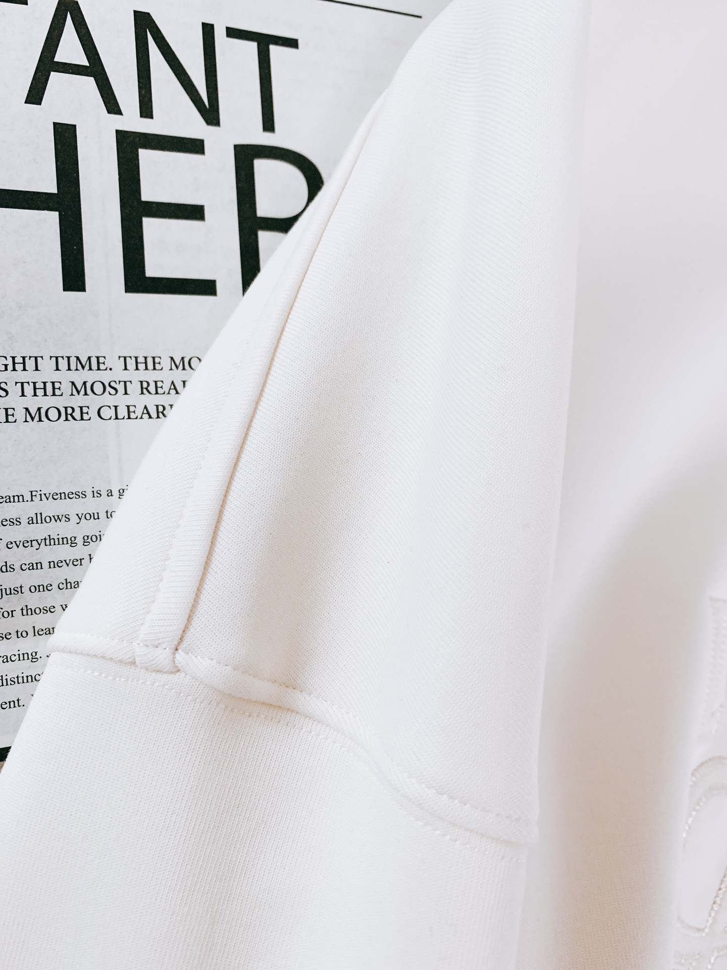 
Loewe 罗意威 2025FW早秋新品 
休闲套头卫衣。前胸的品牌字母与经典 Anagram 图案刺