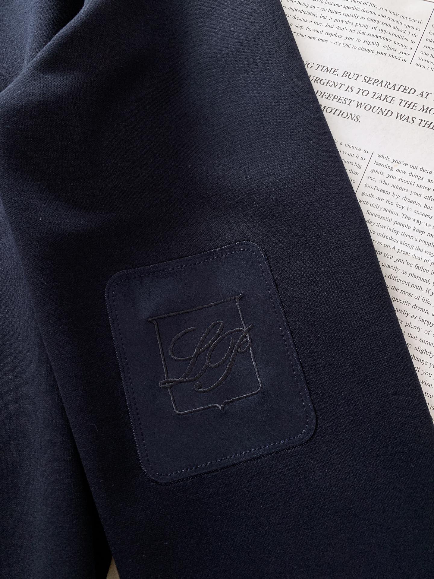 
LoroPiana L.P FW秋冬新品
休闲套头卫衣：意式匠心，织就奢华质感
选用高品质混纺面料，4