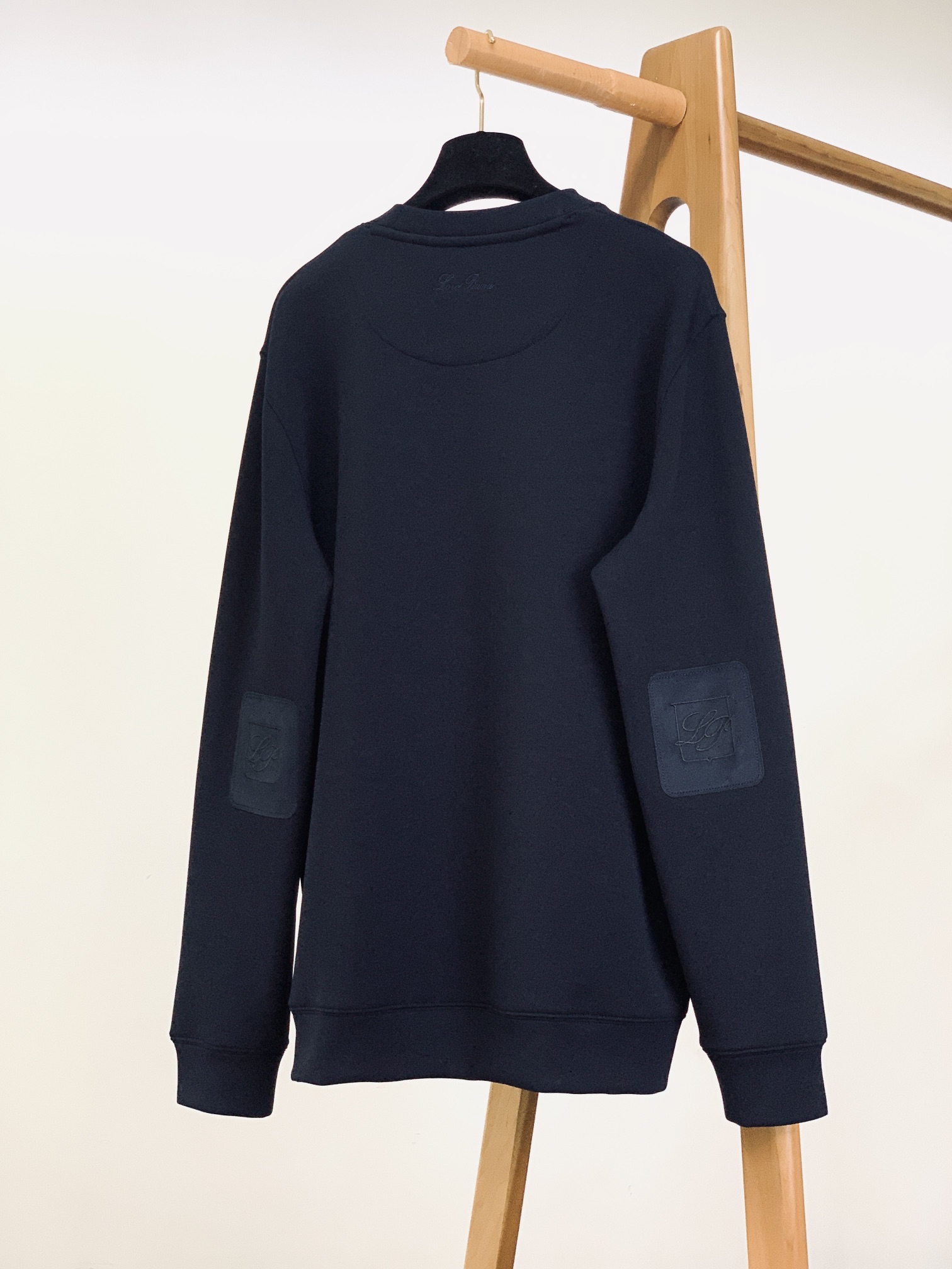 
LoroPiana L.P FW秋冬新品
休闲套头卫衣：意式匠心，织就奢华质感
选用高品质混纺面料，4