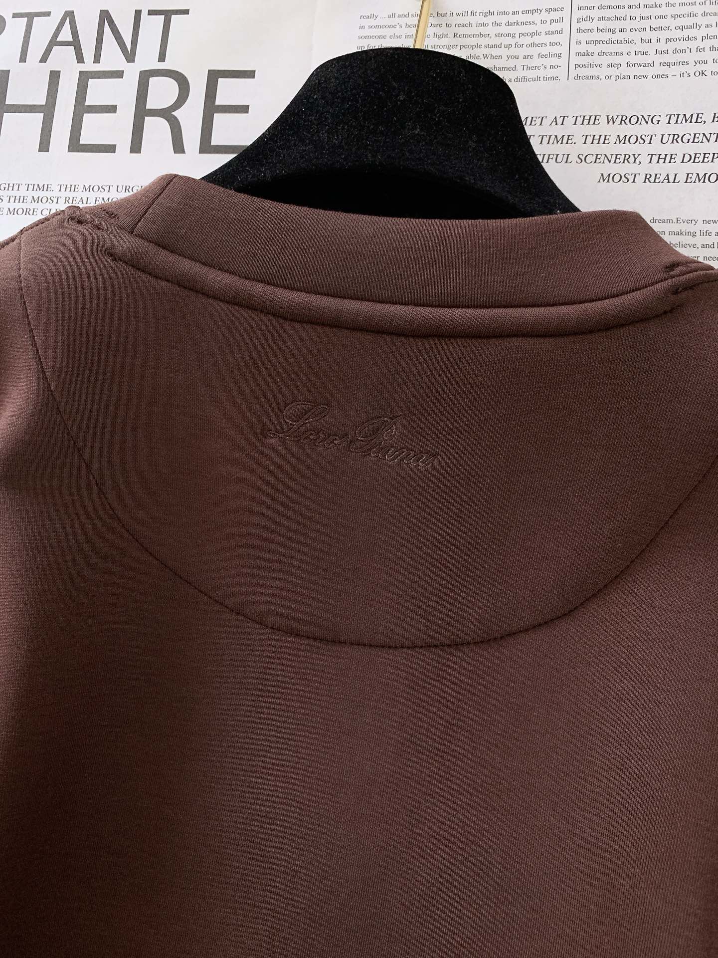 
LoroPiana L.P FW秋冬新品
休闲套头卫衣：意式匠心，织就奢华质感
选用高品质混纺面料，4