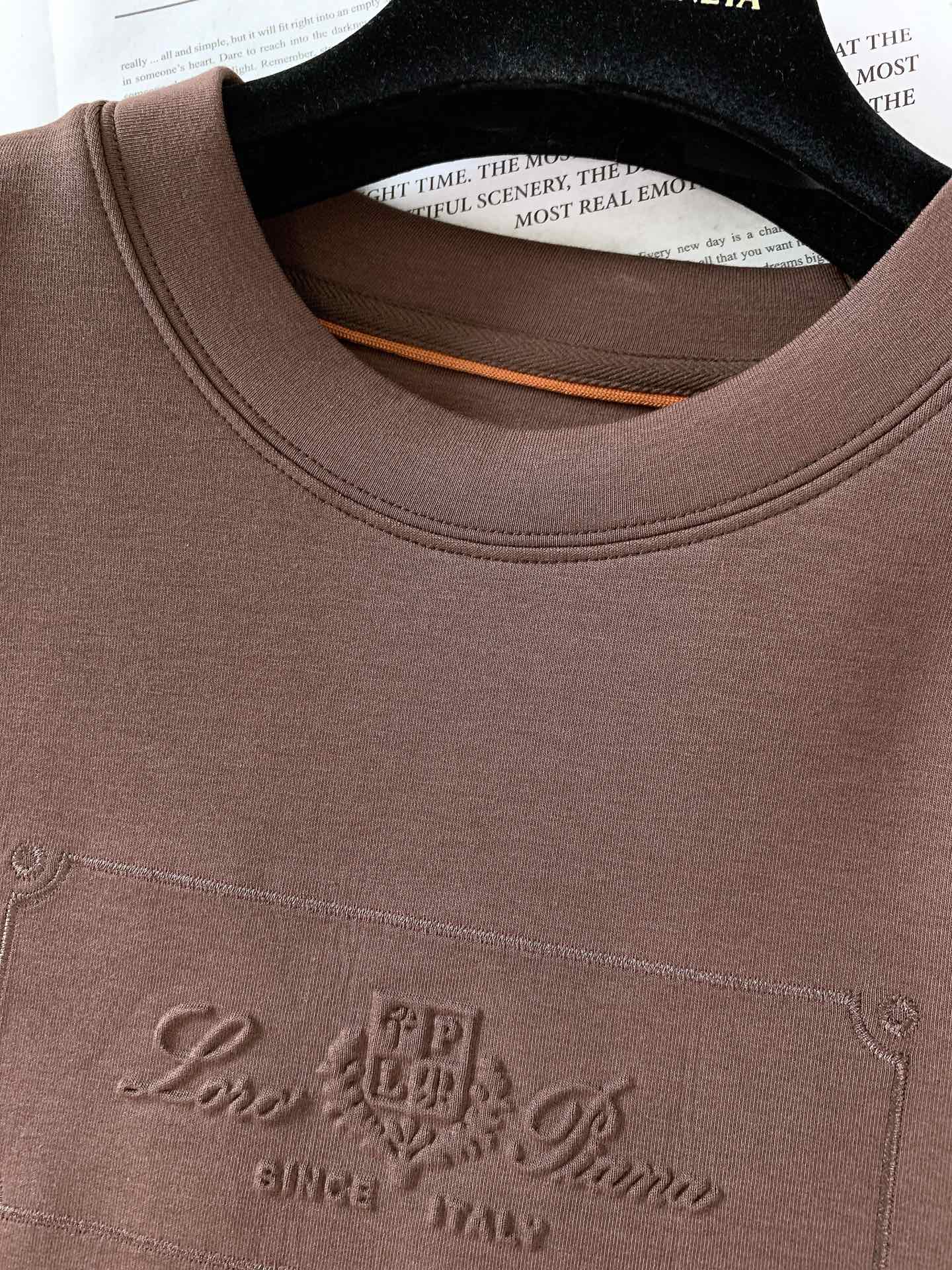 
LoroPiana L.P FW秋冬新品
休闲套头卫衣：意式匠心，织就奢华质感
选用高品质混纺面料，4