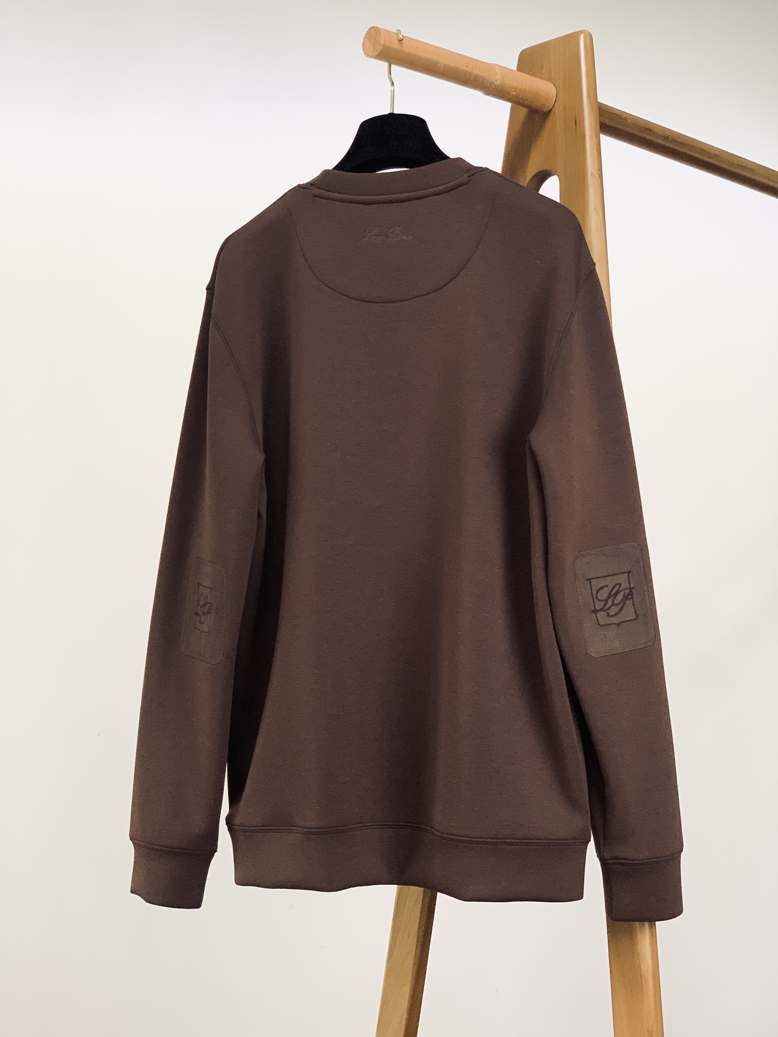 
LoroPiana L.P FW秋冬新品
休闲套头卫衣：意式匠心，织就奢华质感
选用高品质混纺面料，4