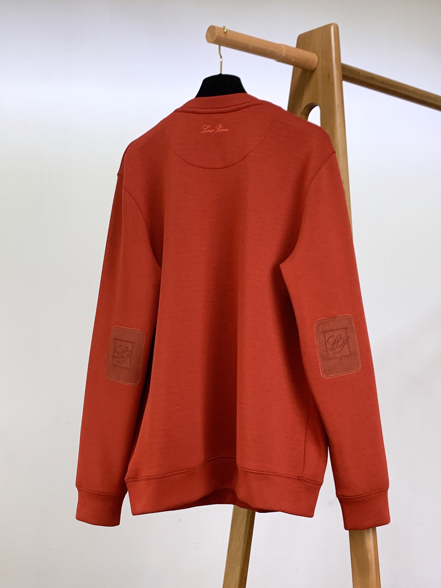 
LoroPiana L.P FW秋冬新品
休闲套头卫衣：意式匠心，织就奢华质感
选用高品质混纺面料，4