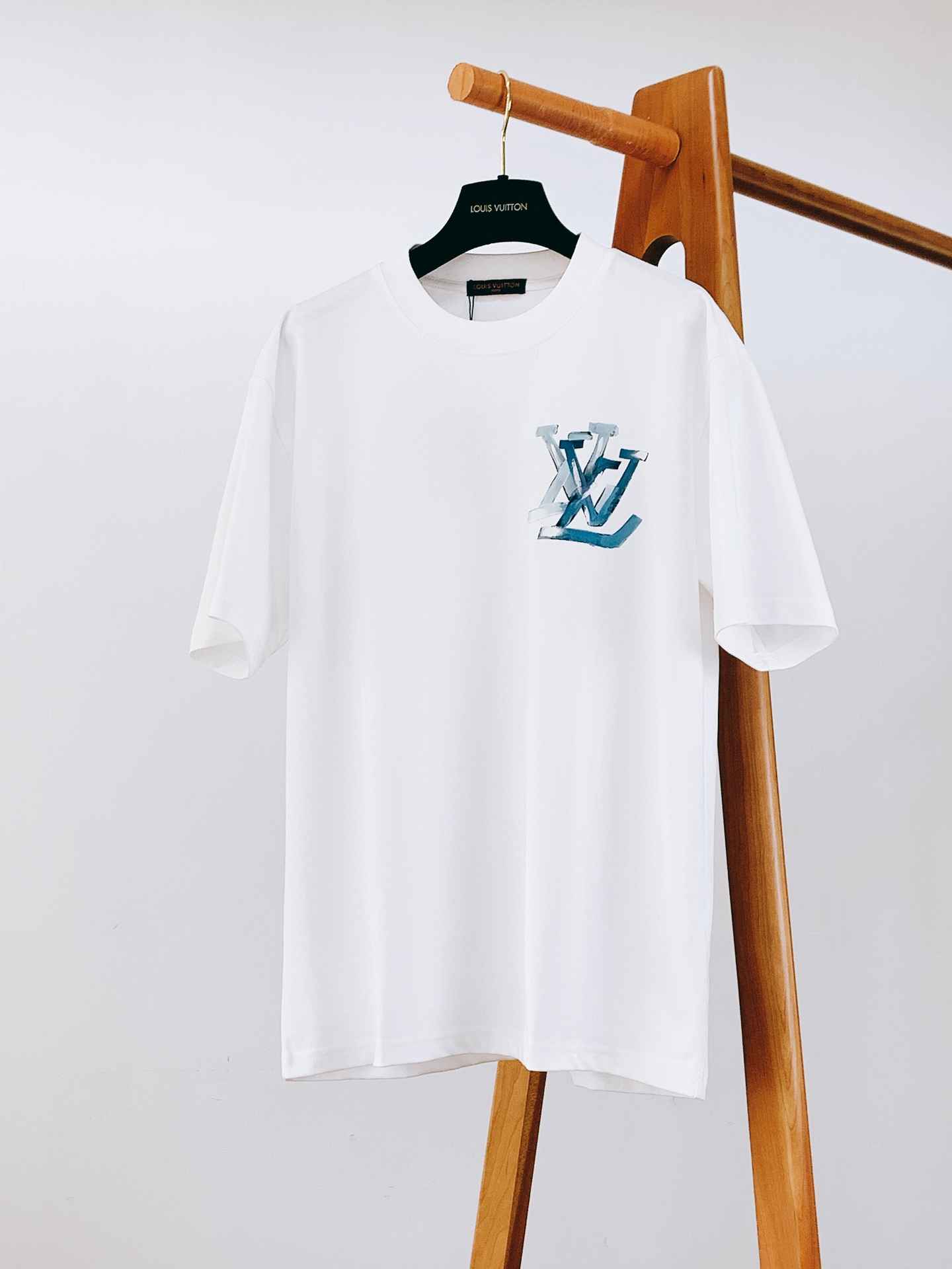 
LouisVuitton 路易威登 2025SS春夏新品 
手绘印花短TEE，每一件都是纯手工画制而成