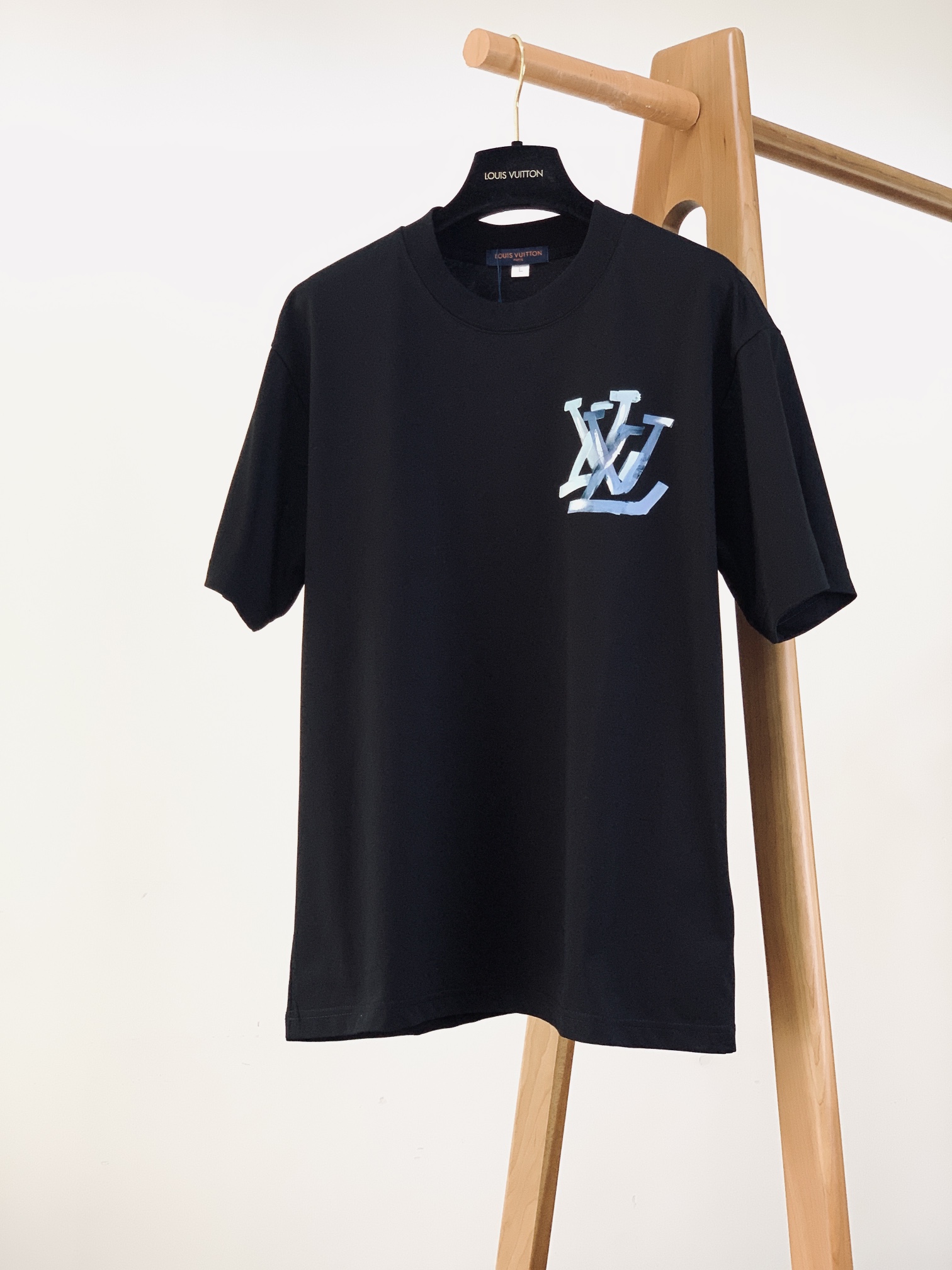 
LouisVuitton 路易威登 2025SS春夏新品 
手绘印花短TEE，每一件都是纯手工画制而成