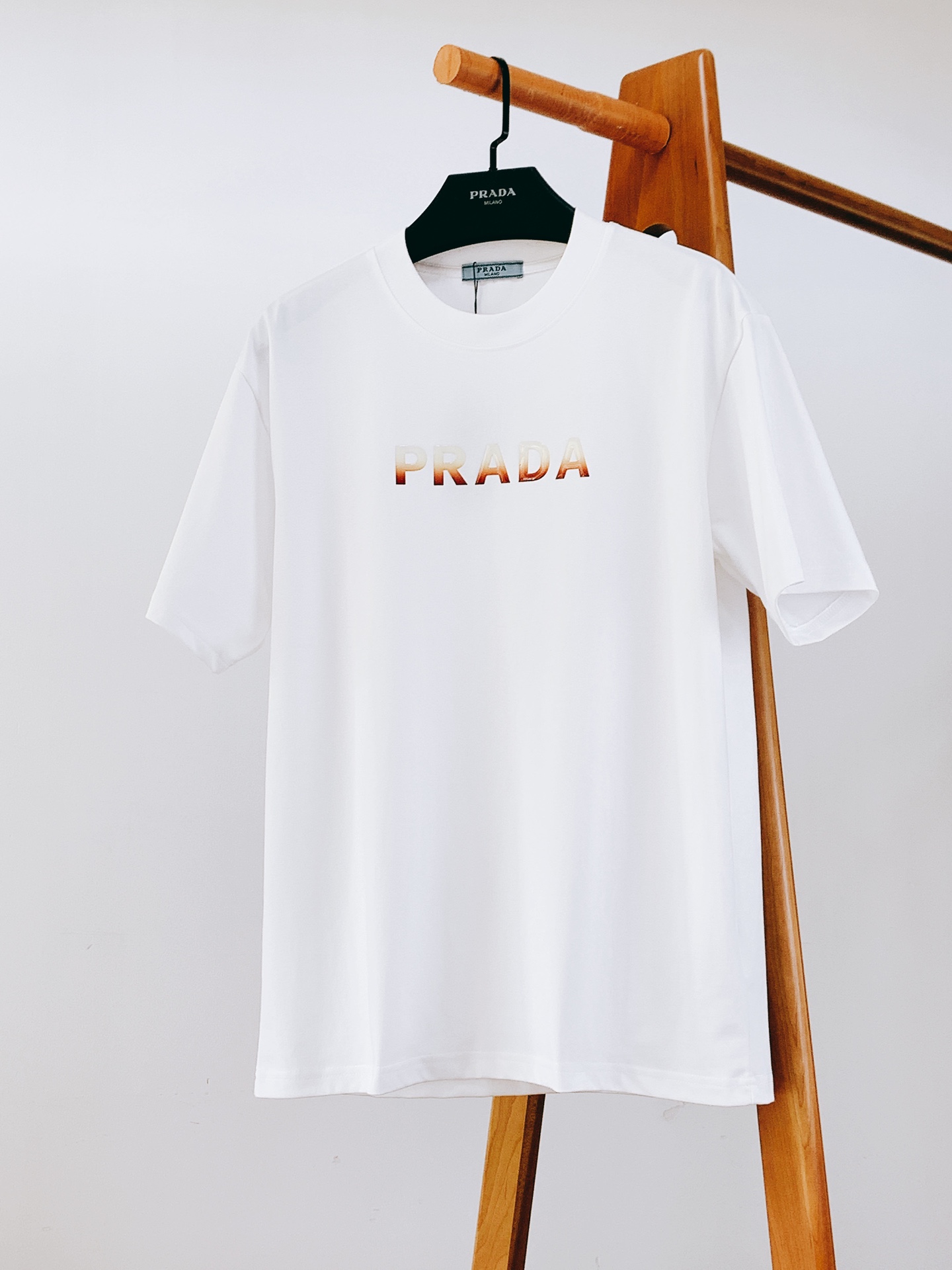 
Prada 普拉达 2025SS春夏新品 
基础款T恤。领口采用高品质罗纹面料，弹性极佳，能够紧密贴合