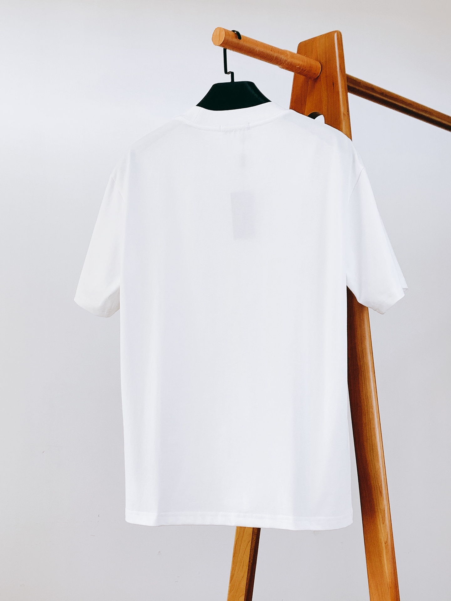 
Prada 普拉达 2025SS春夏新品 
基础款T恤。领口采用高品质罗纹面料，弹性极佳，能够紧密贴合