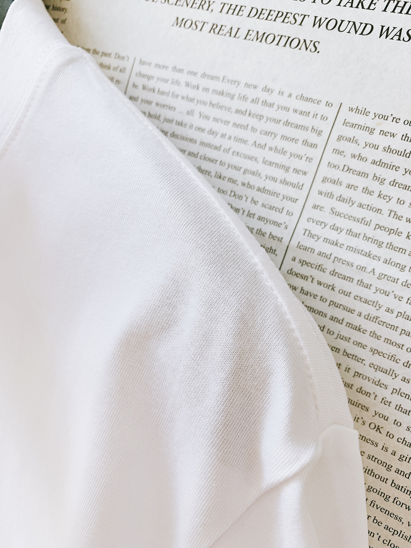 
Prada 普拉达 2025SS春夏新品 
基础款T恤。领口采用高品质罗纹面料，弹性极佳，能够紧密贴合