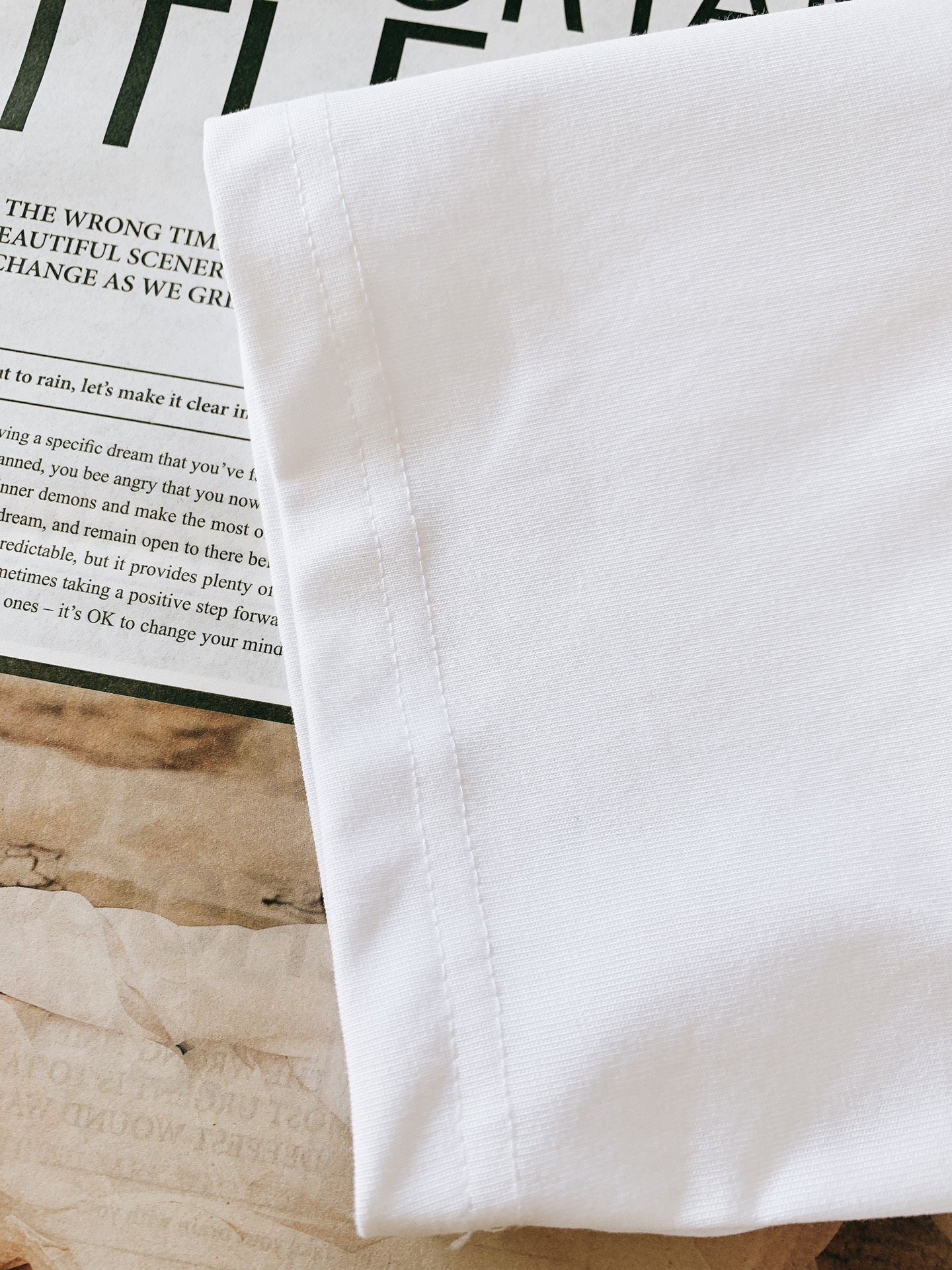 
Prada 普拉达 2025SS春夏新品 
基础款T恤。领口采用高品质罗纹面料，弹性极佳，能够紧密贴合