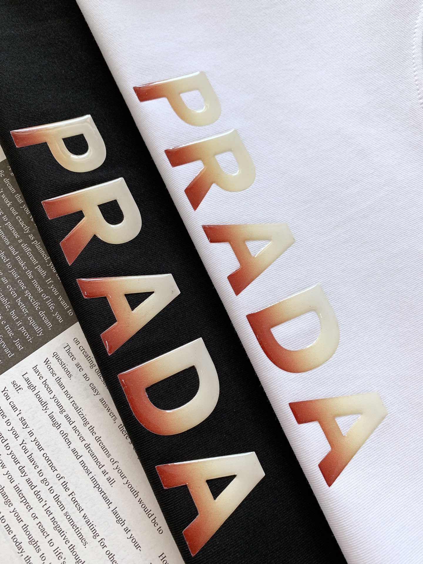 
Prada 普拉达 2025SS春夏新品 
基础款T恤。领口采用高品质罗纹面料，弹性极佳，能够紧密贴合