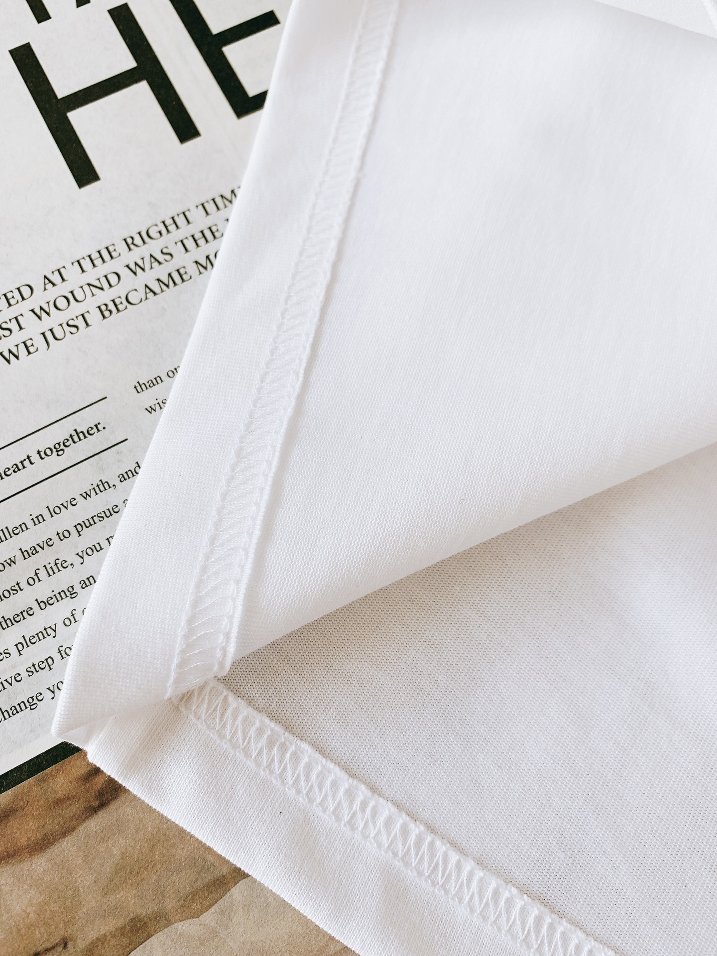 
Prada 普拉达 2025SS春夏新品 
基础款T恤。领口采用高品质罗纹面料，弹性极佳，能够紧密贴合