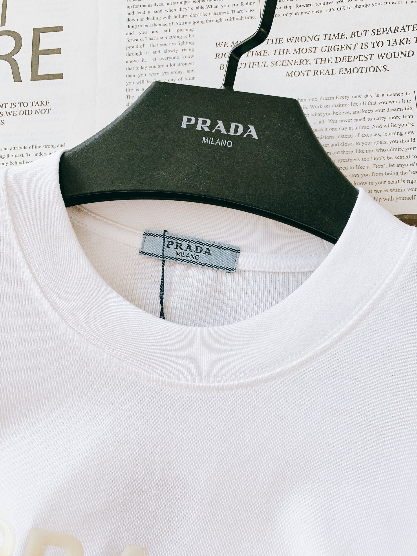 
Prada 普拉达 2025SS春夏新品 
基础款T恤。领口采用高品质罗纹面料，弹性极佳，能够紧密贴合